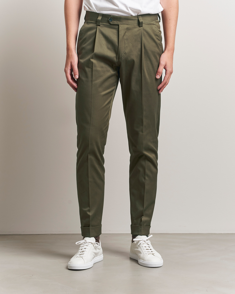 Heren | Broeken | Tiger of Sweden | Tenuta Pleated Cotton Trousers Deep Olive