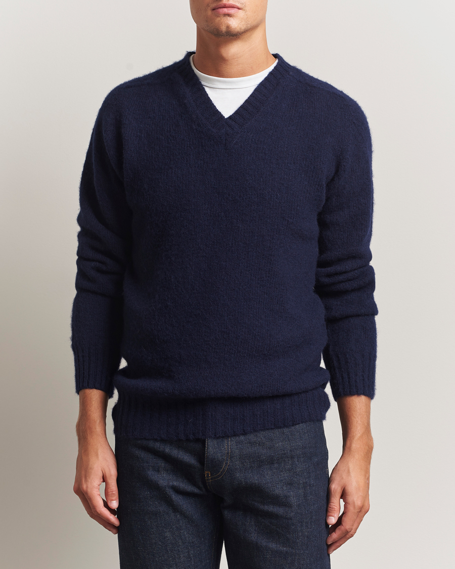 Heren | Truien | Harley Of Scotland for Care of Carl | Harley Of Scotland Brushed Supersoft Lambswool V-Neck Navy