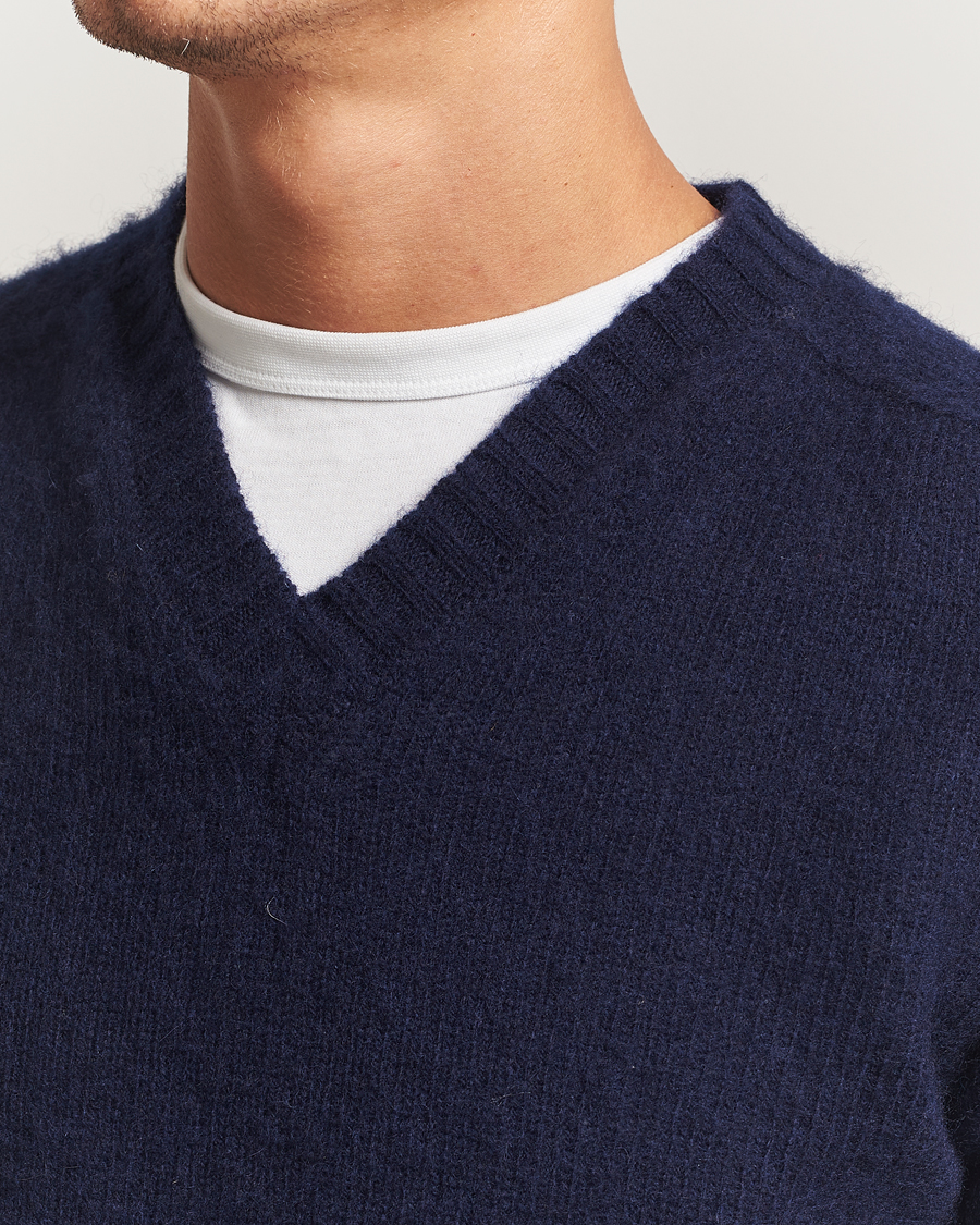 Heren | Truien | Harley Of Scotland for Care of Carl | Harley Of Scotland Brushed Supersoft Lambswool V-Neck Navy