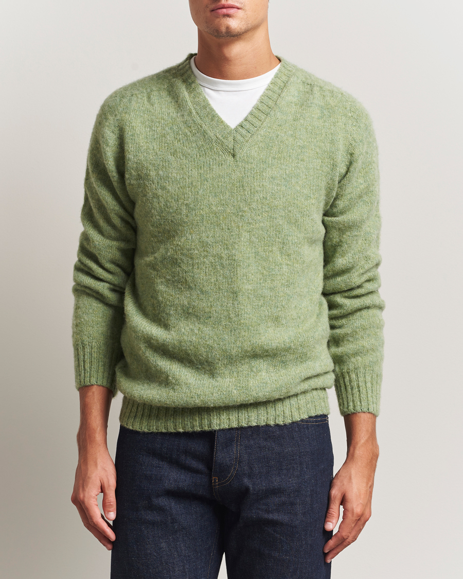 Heren | Truien | Harley Of Scotland | Brushed Supersoft Lambswool V-Neck Light Green