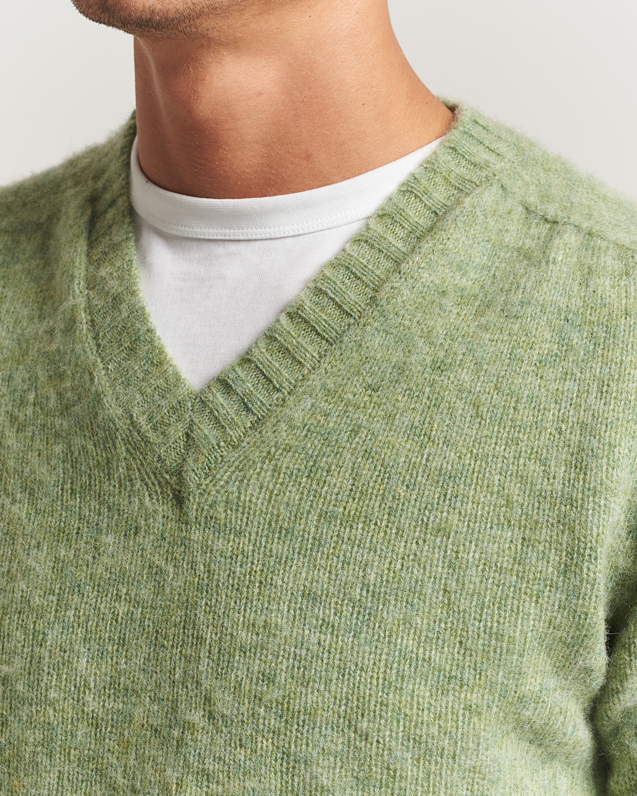 Heren | Truien | Harley Of Scotland | Brushed Supersoft Lambswool V-Neck Light Green
