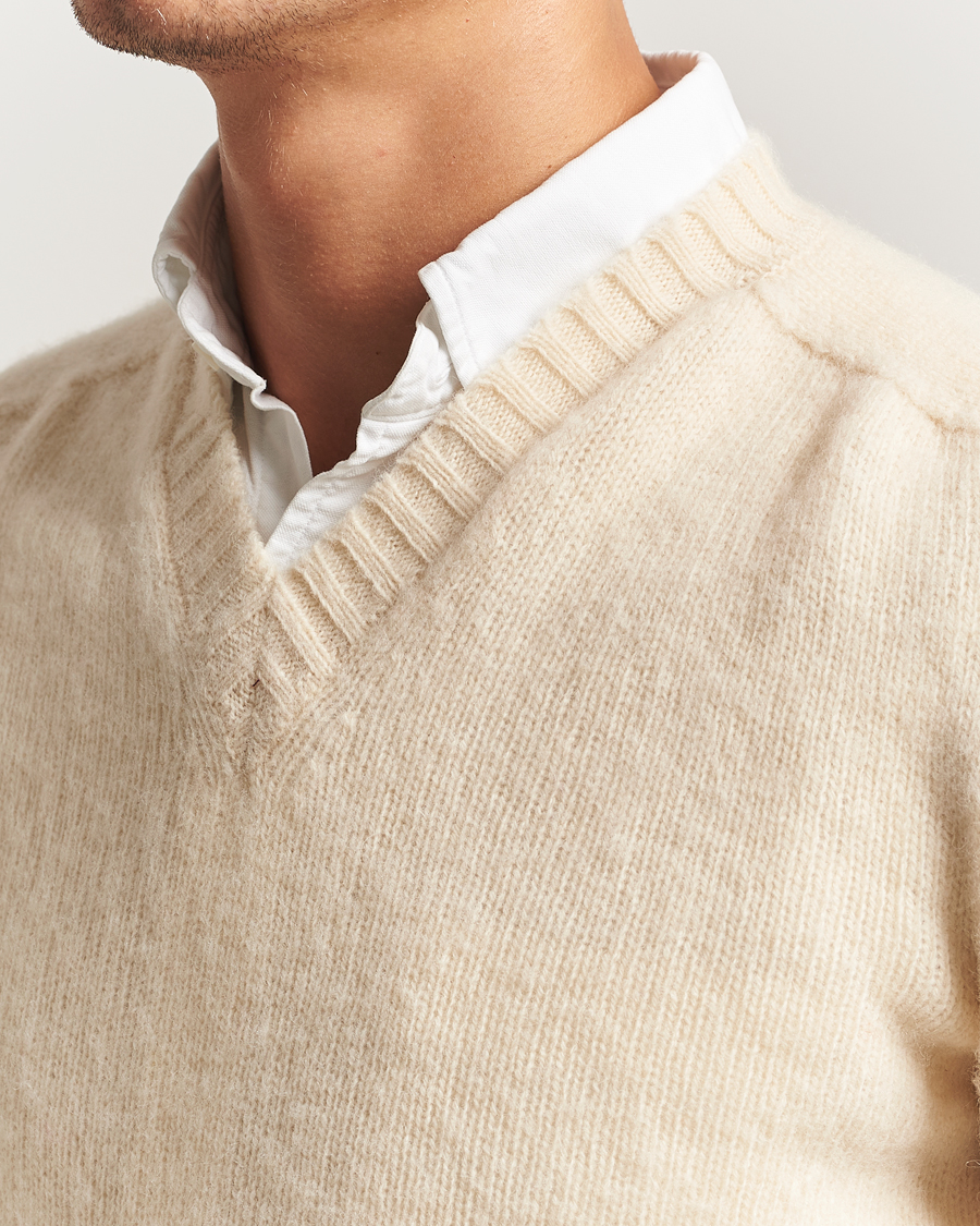 Heren | Truien | Harley Of Scotland for Care of Carl | Harley Of Scotland Brushed Supersoft Lambswool V-Neck Vanilla