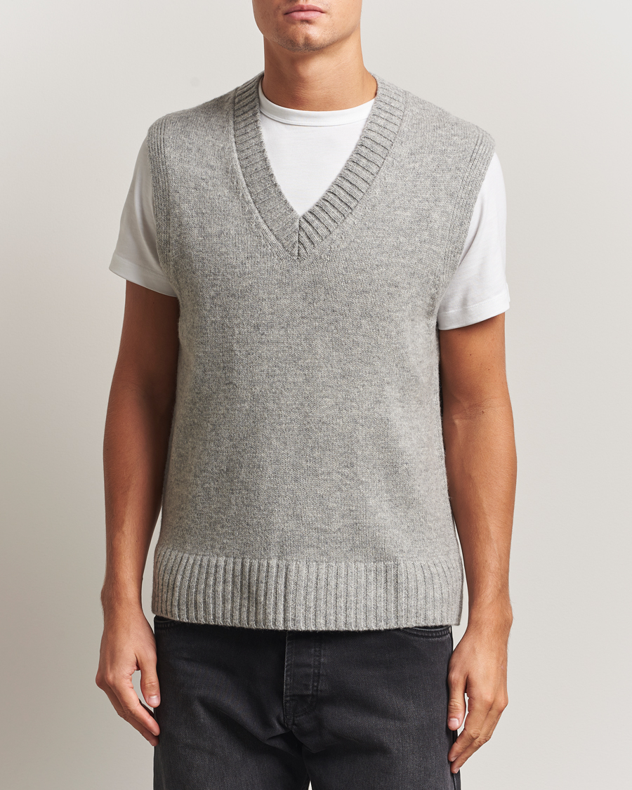 Heren | Truien | A Day's March | Wigtown Lambswool V-Neck Vest Grey Melange