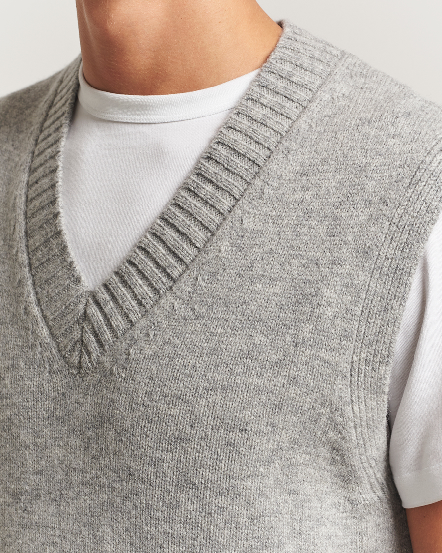 Heren | Truien | A Day's March | Wigtown Lambswool V-Neck Vest Grey Melange