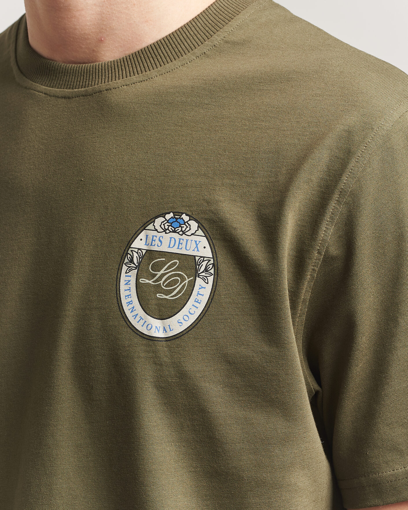 Heren | T-shirts | LES DEUX | Brday Emblem T-Shirt Olive Night Green