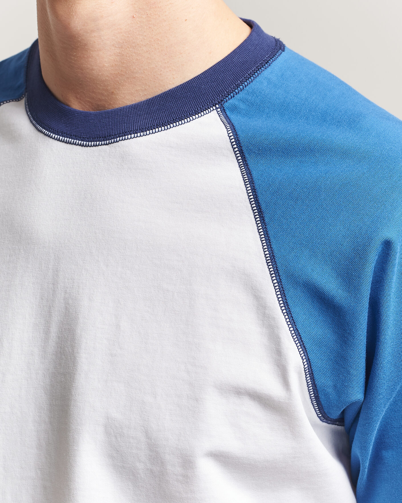 Heren | T-shirts | Drake's | Two Tone Raglan T-Shirt White/Blue