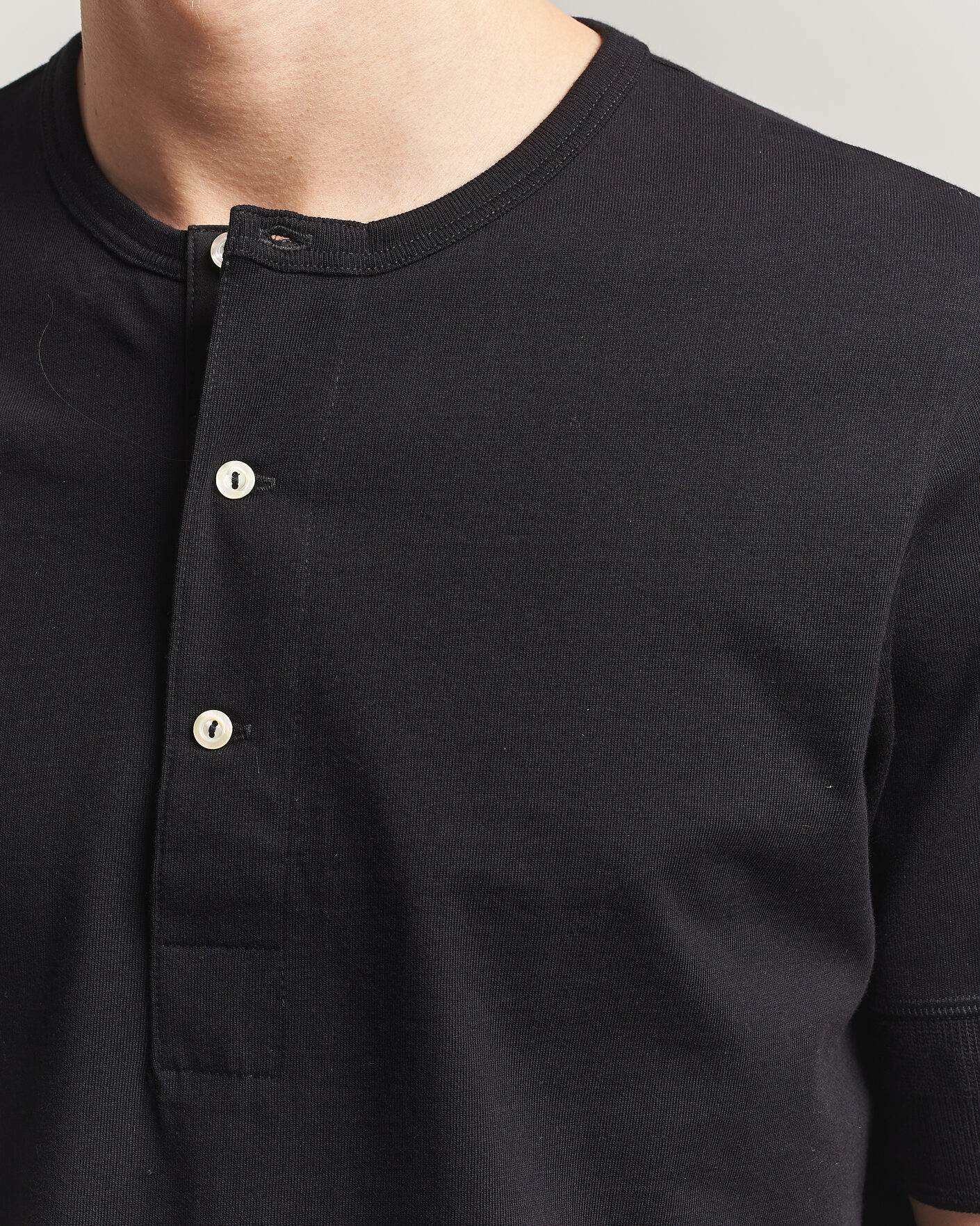 Heren | T-shirts | Merz b. Schwanen | Classic Organic Cotton Short Sleeve Henley Black
