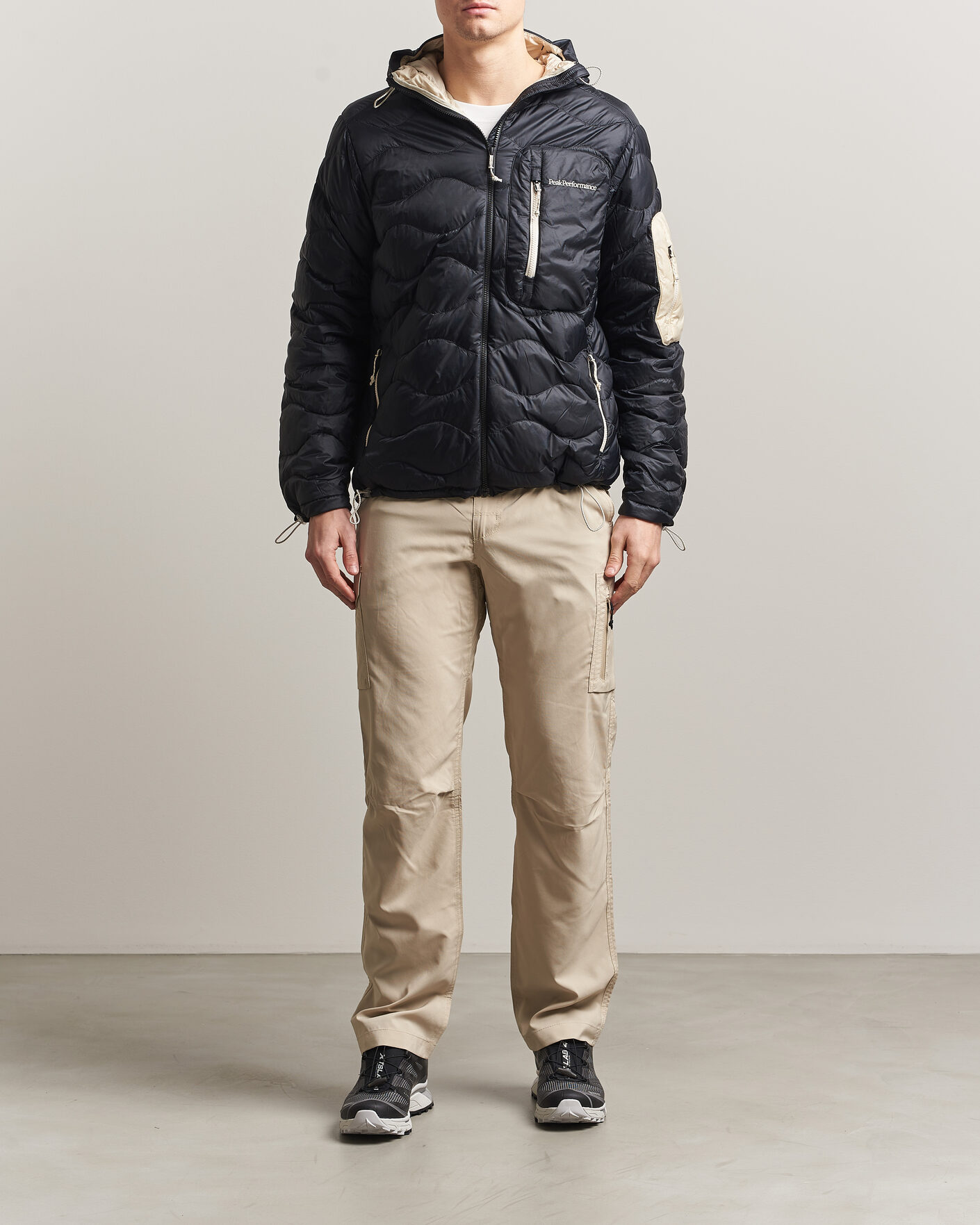 Heren | Jassen | Peak Performance | Helium Utility Down Hooded Jacket Black/Sand Fog