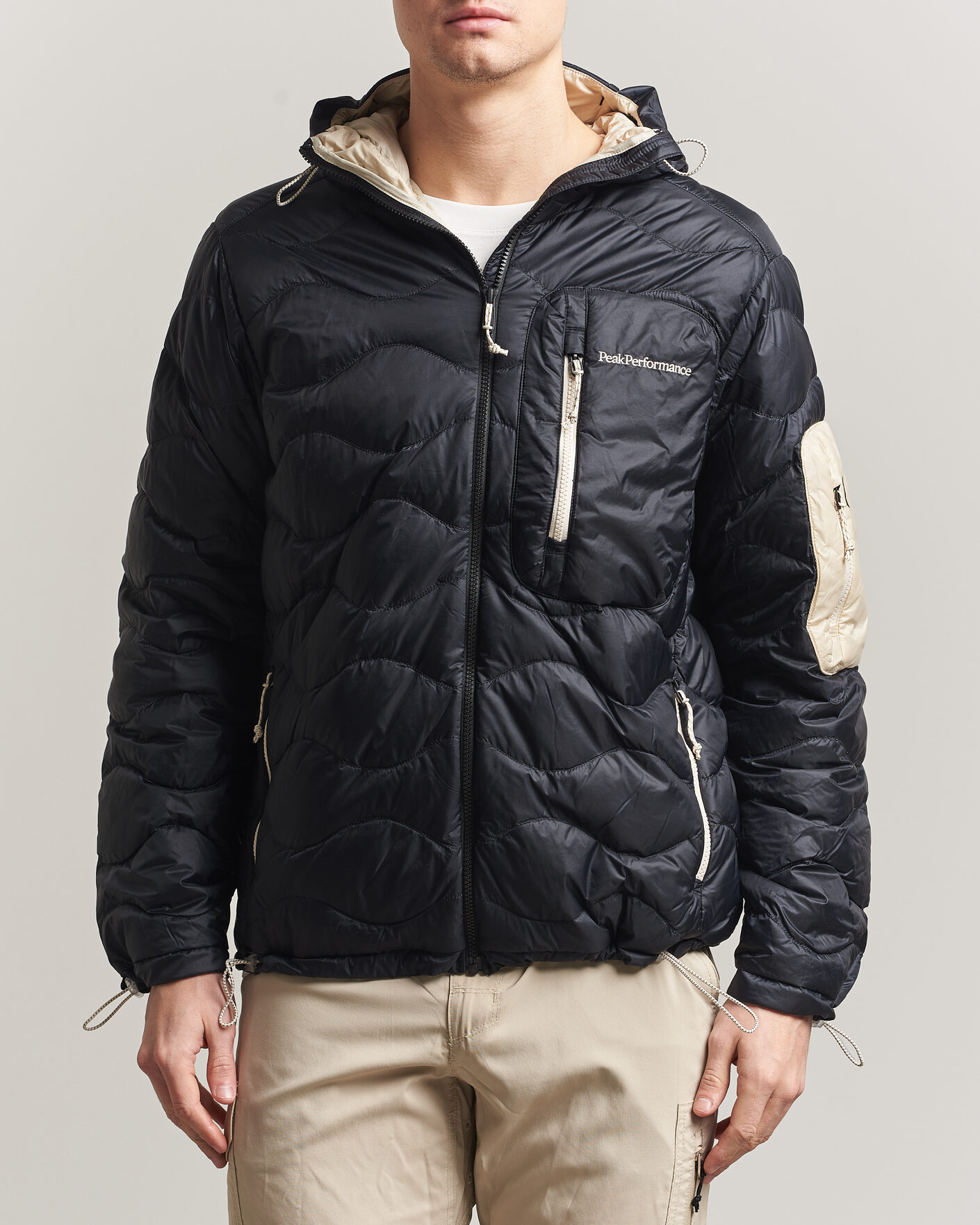Heren | Jassen | Peak Performance | Helium Utility Down Hooded Jacket Black/Sand Fog