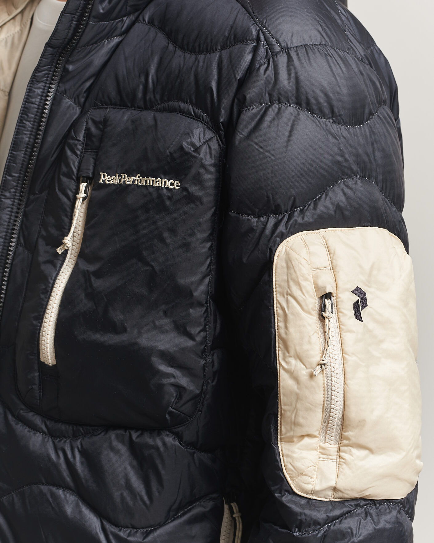 Heren | Jassen | Peak Performance | Helium Utility Down Hooded Jacket Black/Sand Fog