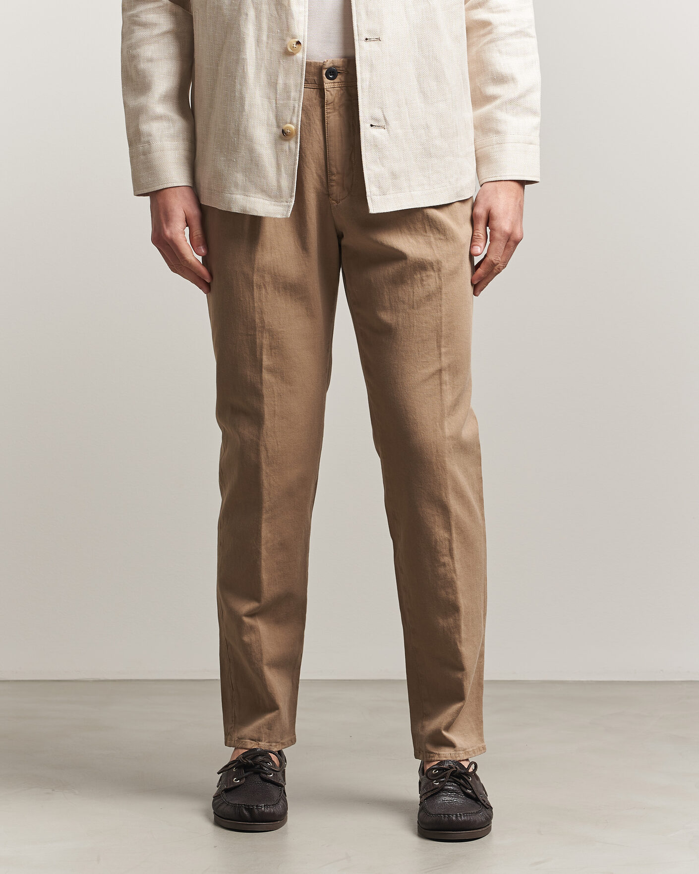 Heren | Broeken | Incotex | Tapered Fit Pleated Linen Slacks Brown