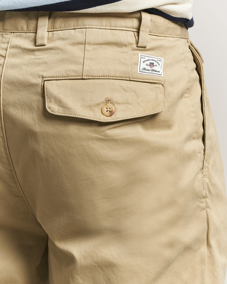 Heren | Broeken | GANT | Regular Pleated Twill Chinos Woody Beige
