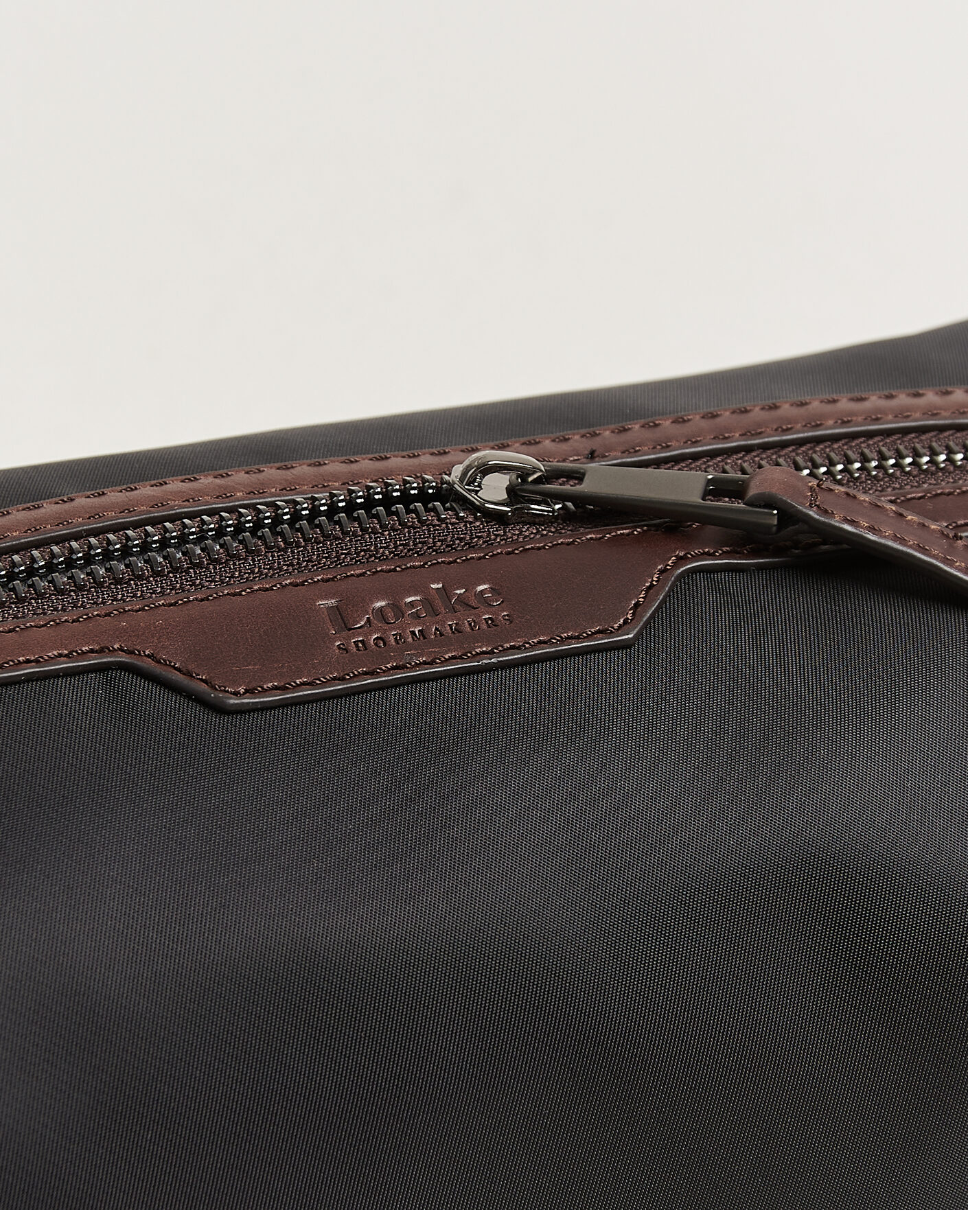 Heren | Tassen | Loake Shoemakers | Welland Nylon/Leather Washbag Black