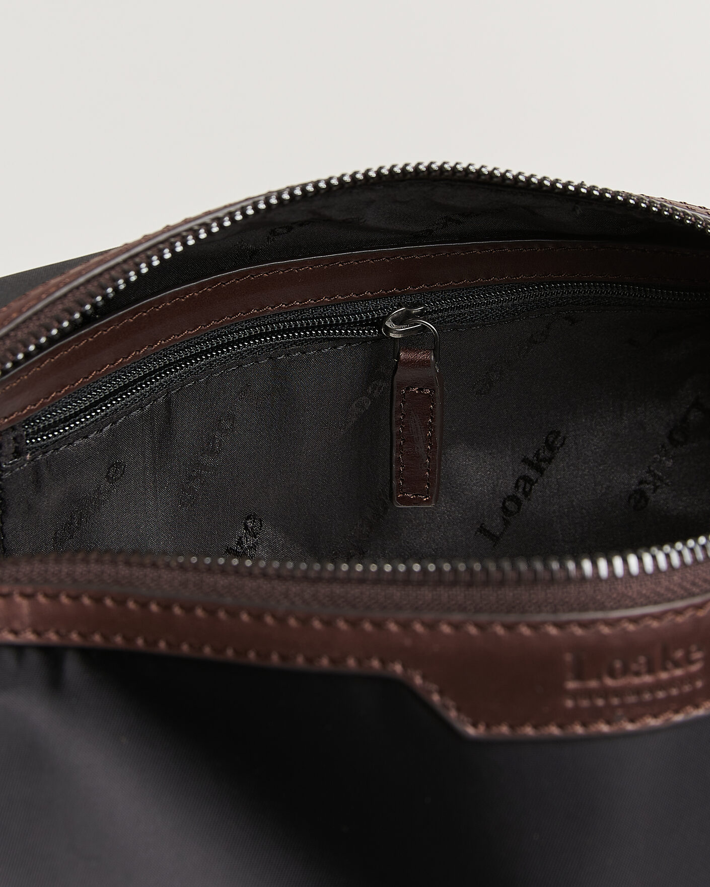 Heren | Tassen | Loake Shoemakers | Welland Nylon/Leather Washbag Black