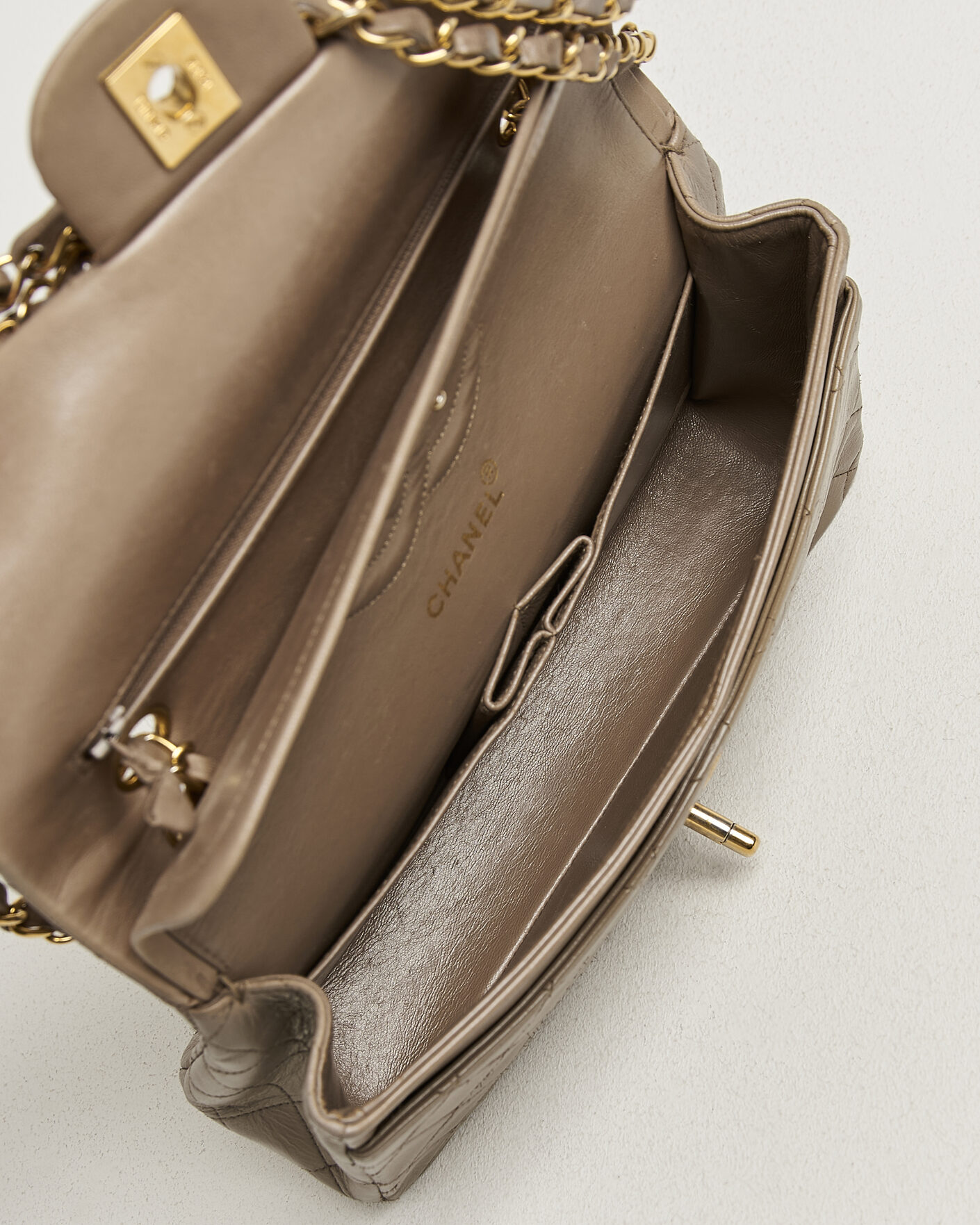 Heren | Pre-Owned & Vintage Bags | Chanel Pre-Owned | Classic Medium Double Flap Bag Lambskin Beige