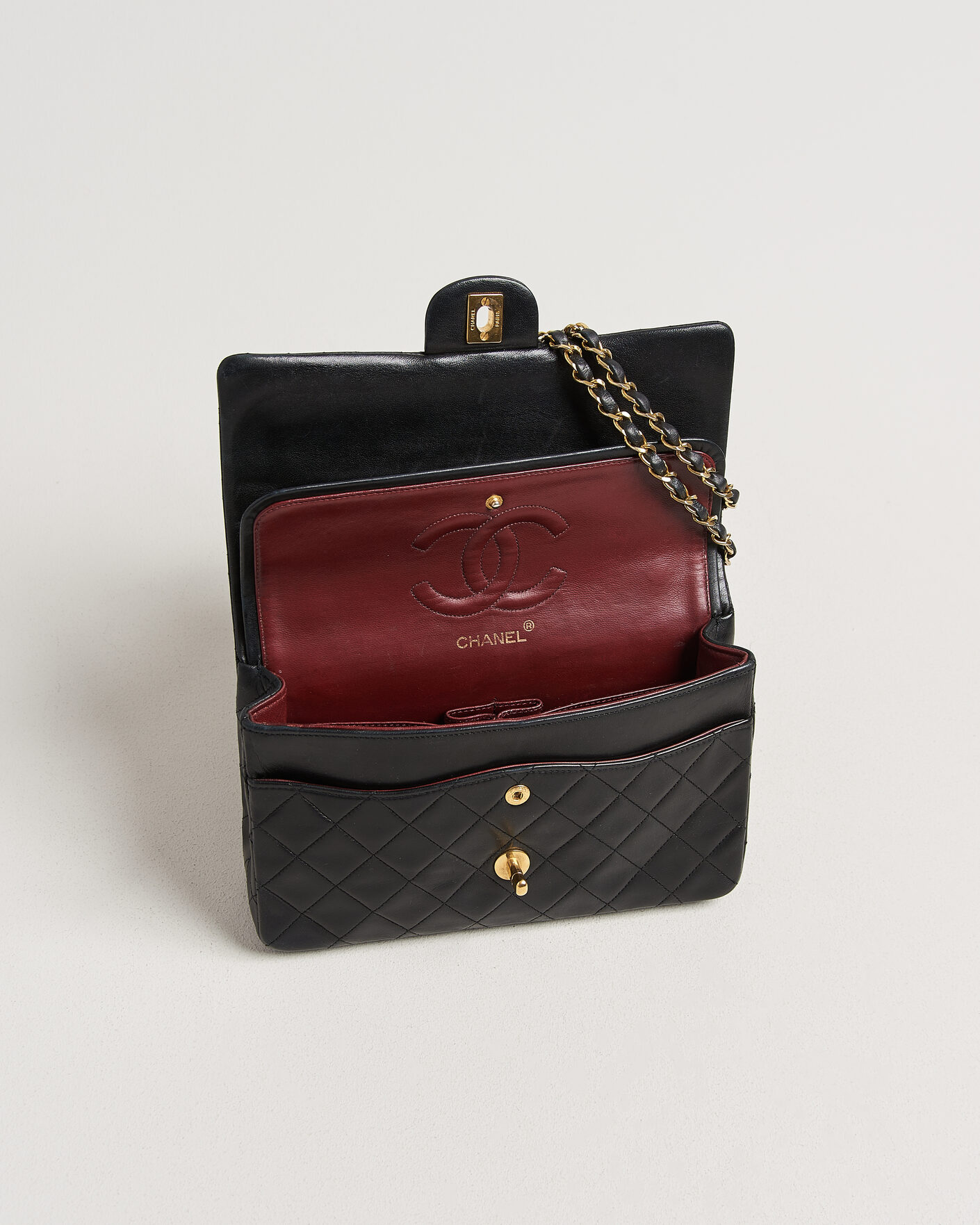 Heren | Pre-Owned & Vintage Bags | Chanel Pre-Owned | Classic Medium Double Flap Bag Lambskin Black
