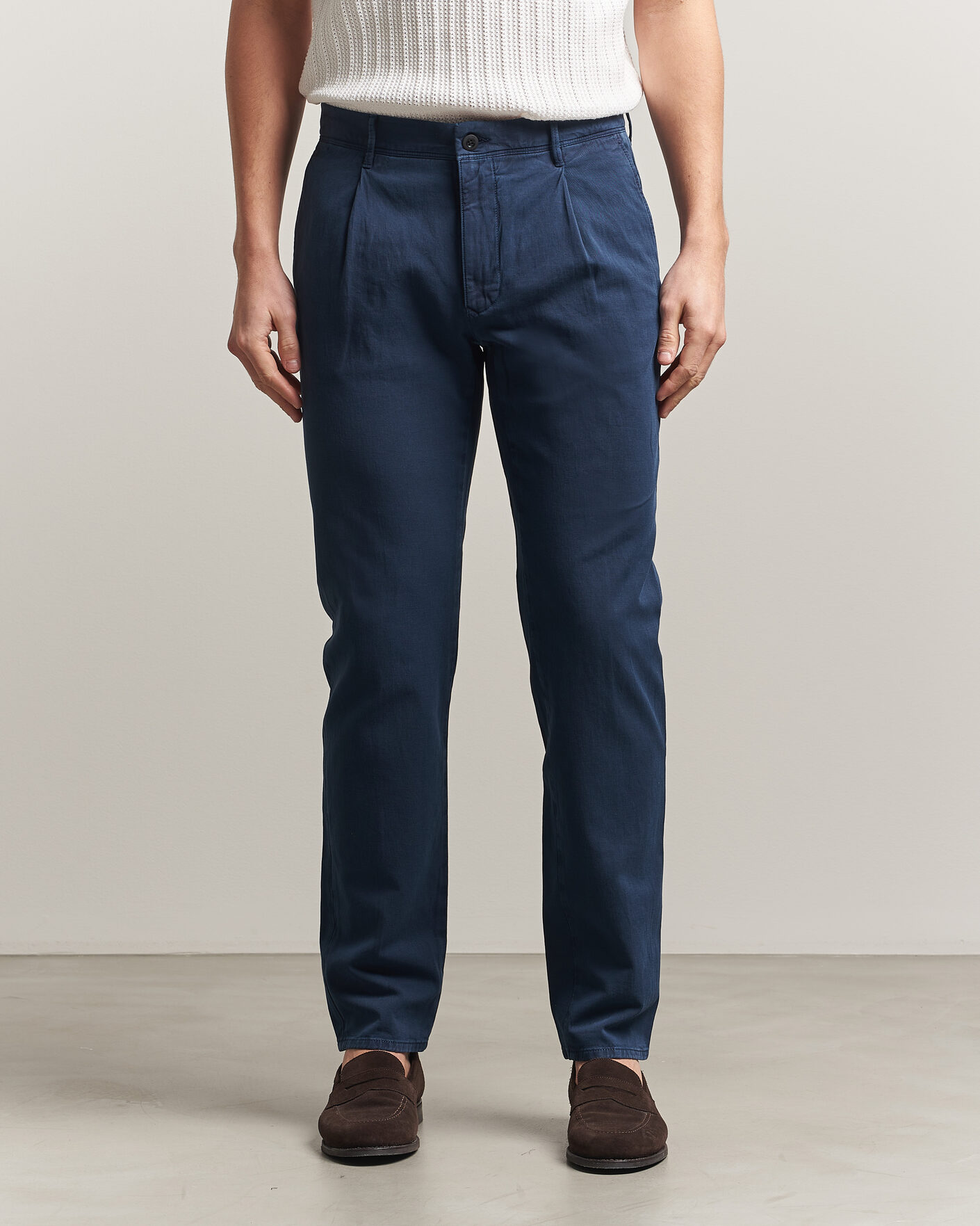 Heren | Broeken | Incotex | Tapered Fit Pleated Linen Slacks Navy