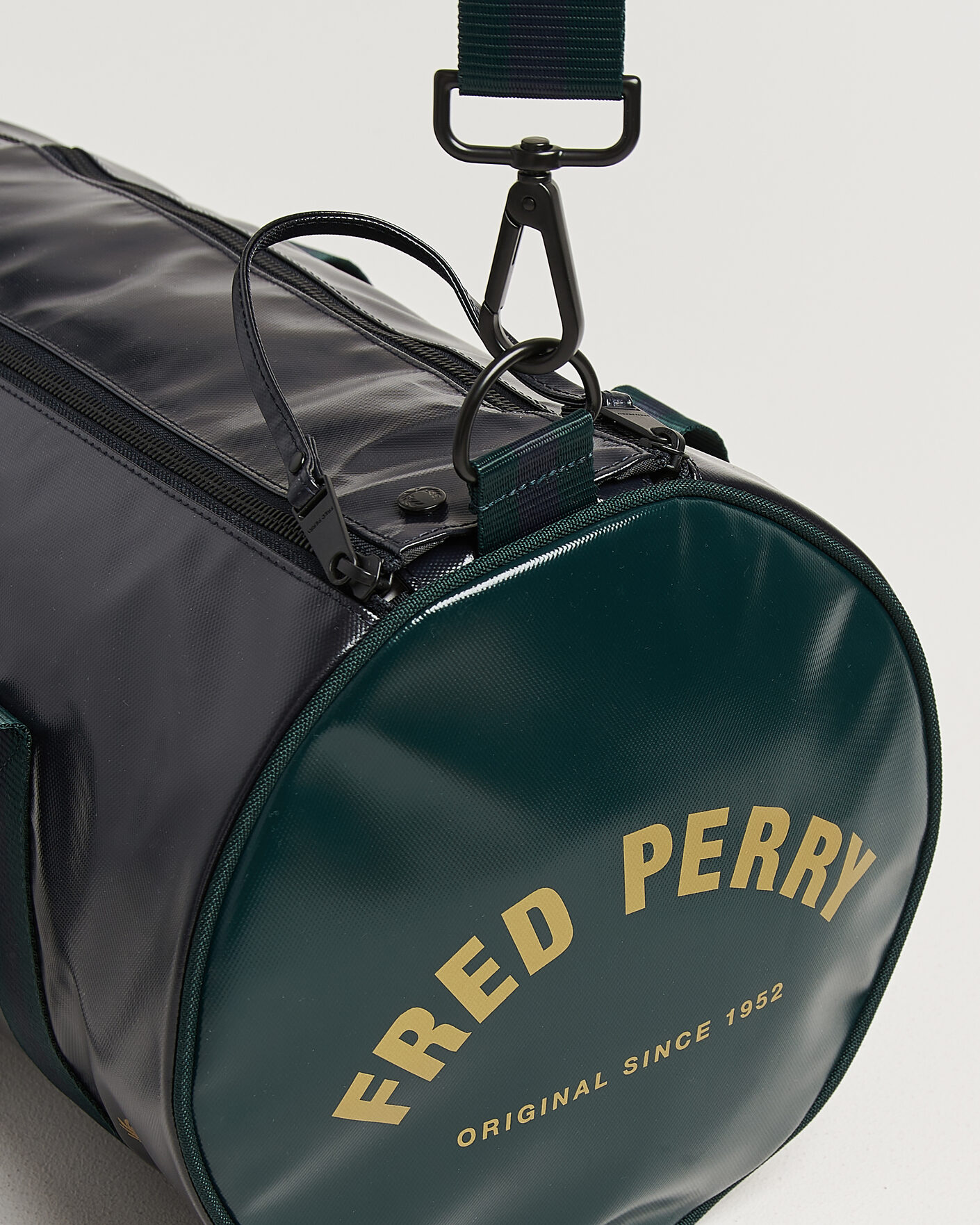 Heren | Tassen | Fred Perry | Classic Barrel Bag Navy/Grassroots Green