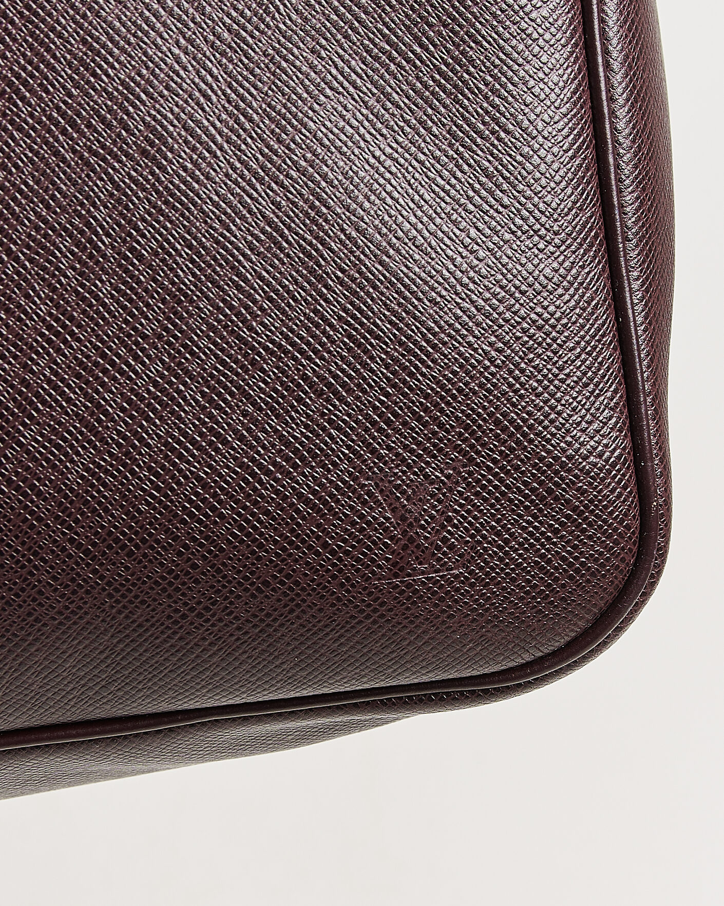 Heren | Pre-Owned & Vintage Bags | Louis Vuitton Pre-Owned | Taiga Kendall Weekend Bag PM Burgundy