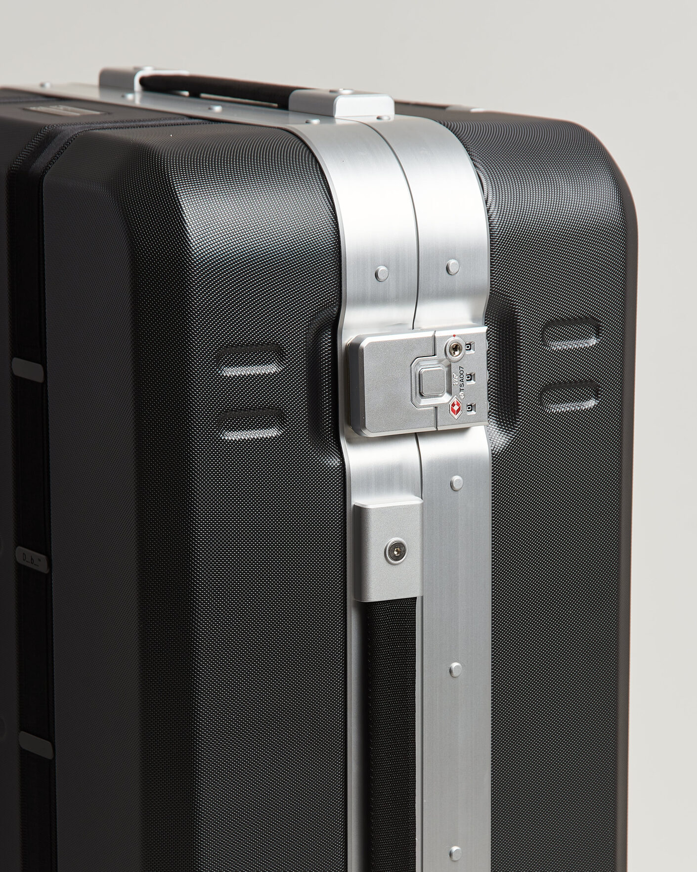 Heren | Tassen | DB | Ramverk Pro Check-In Luggage Medium Silver/Black