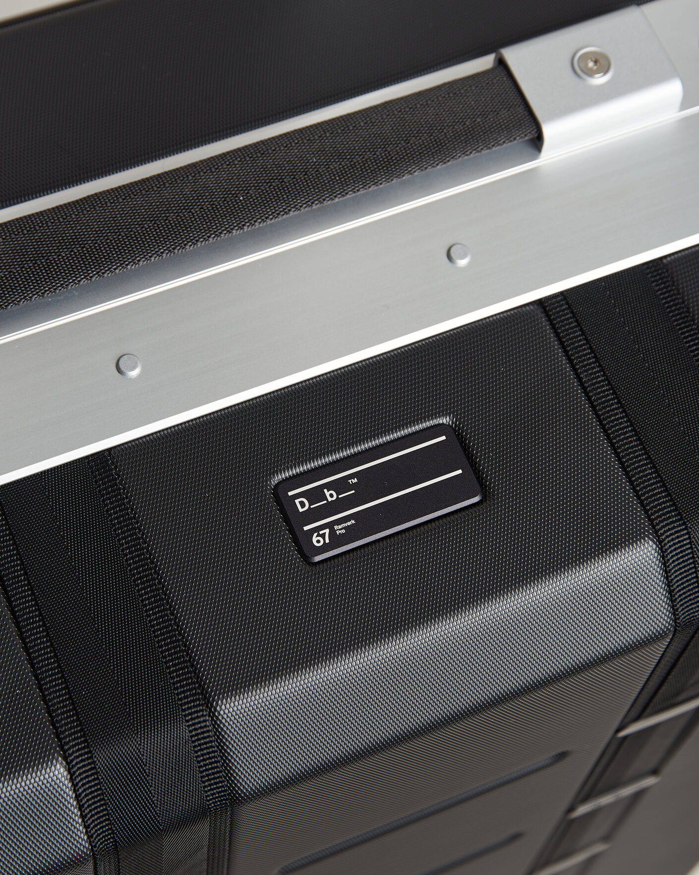 Heren | Tassen | DB | Ramverk Pro Check-In Luggage Medium Silver/Black