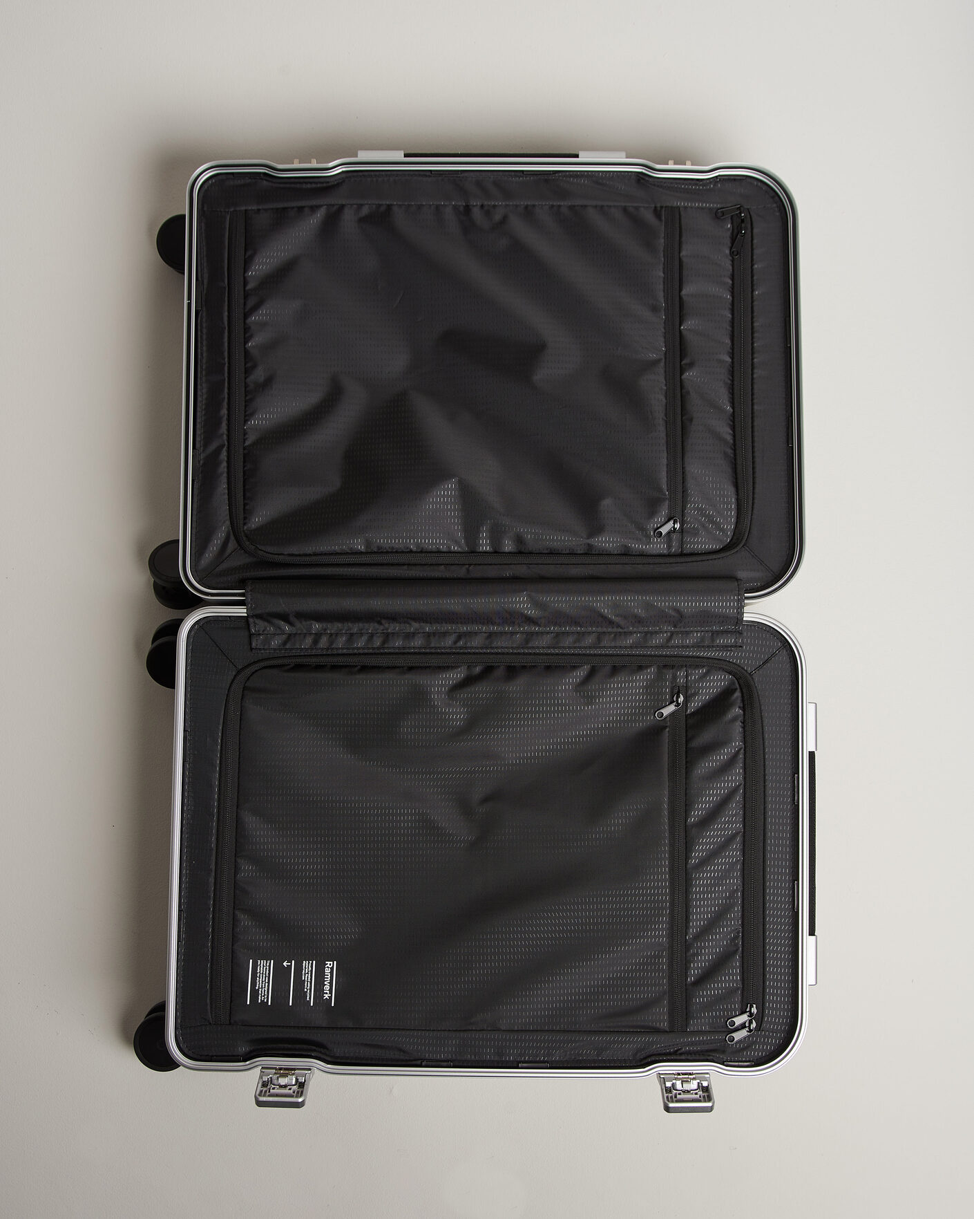 Heren | Tassen | DB | Ramverk Pro Check-In Luggage Medium Silver/Black