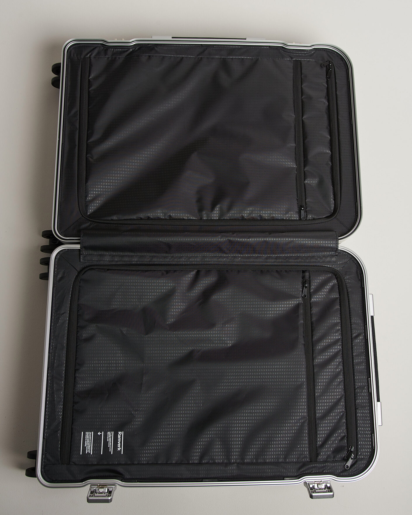 Heren | Tassen | DB | Ramverk Pro Check-In Luggage Large Silver/Black