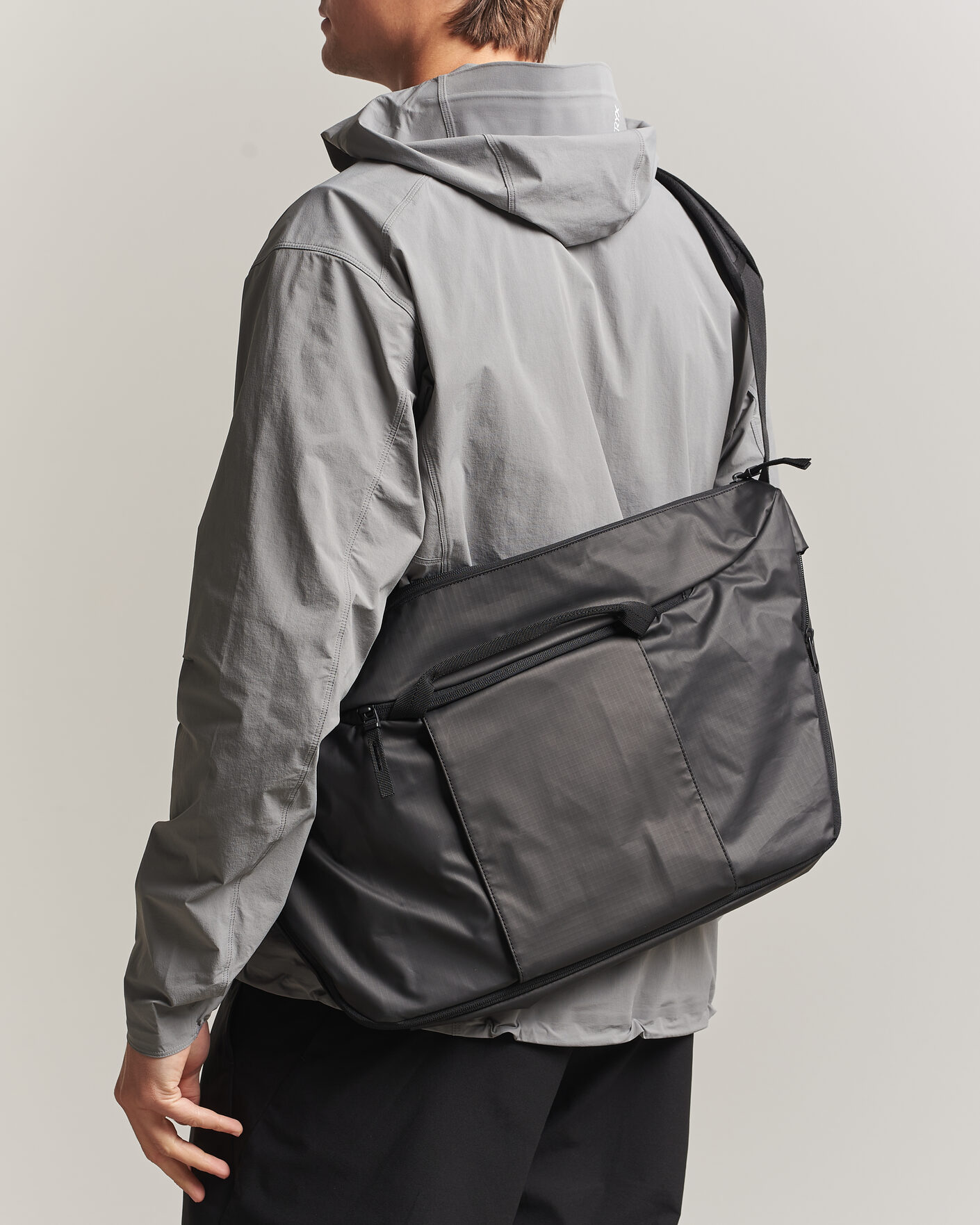 Heren | Tassen | DB | Ramverk Pro Sling Bag 24L Black Out