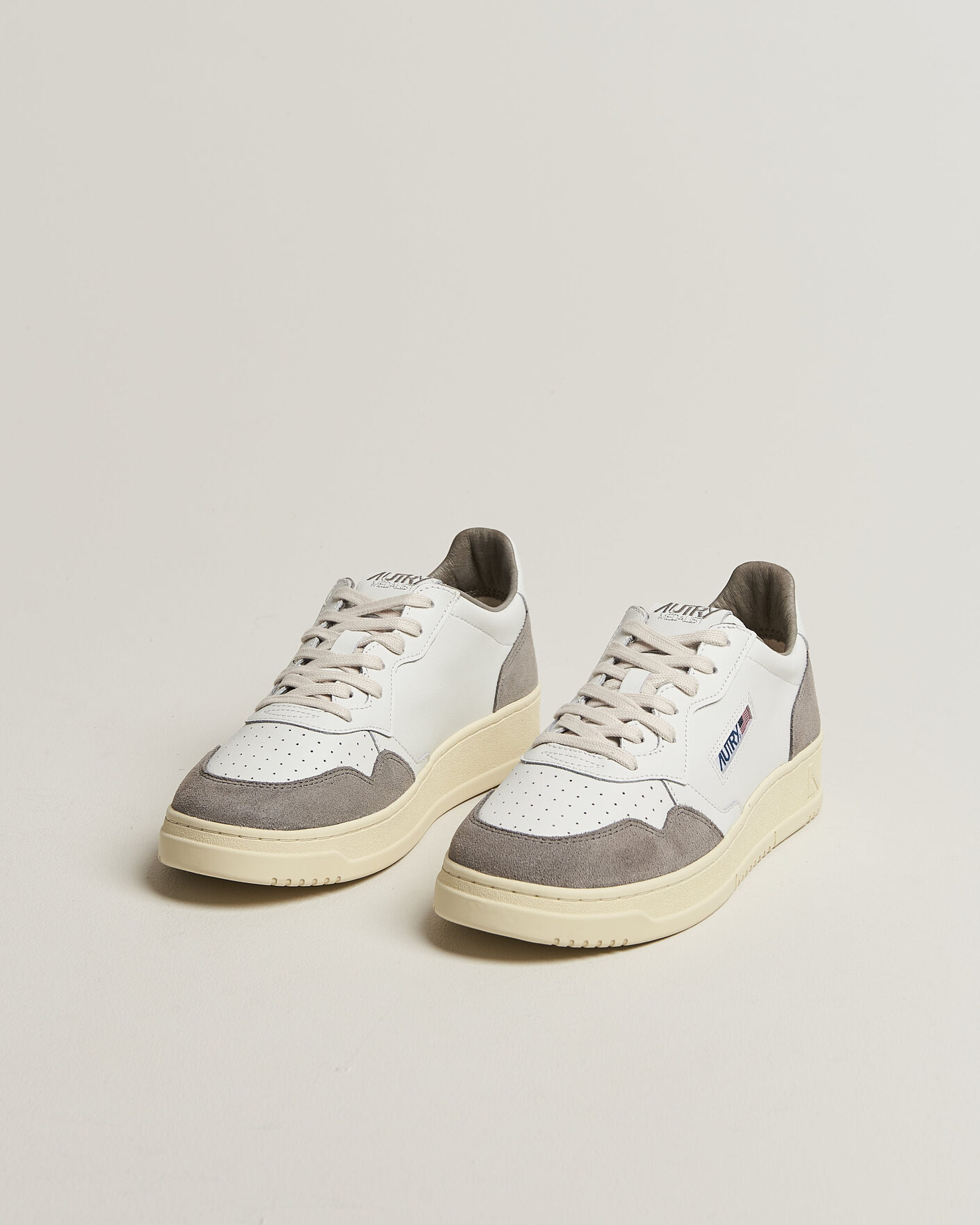 Heren | Sneakers | Autry | Medalist Low Soft Leather/Suede Sneaker White/Cemento