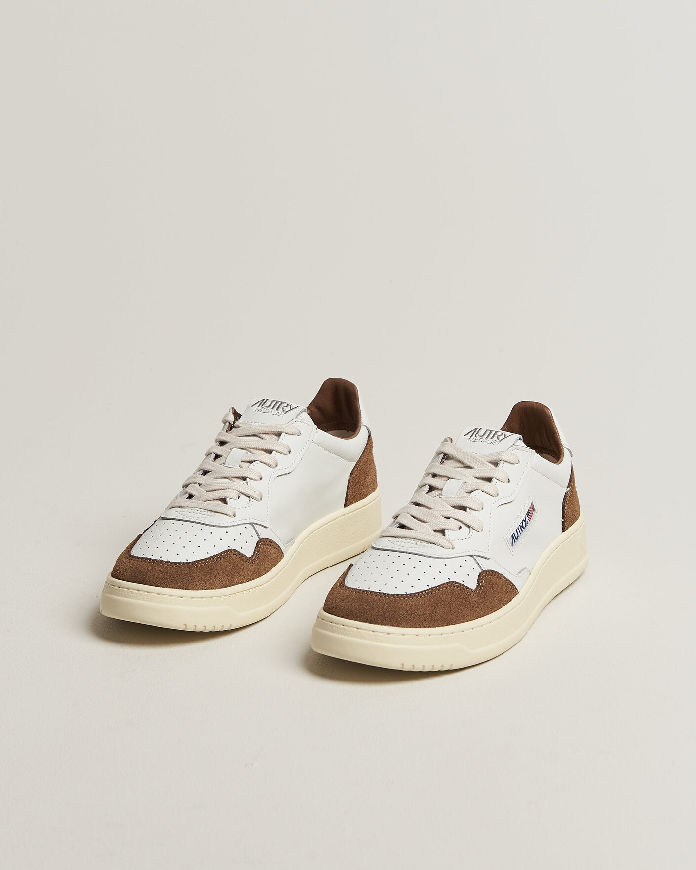 Heren | Sneakers | Autry | Medalist Low Soft Leather/Suede Sneaker White/Tabacco
