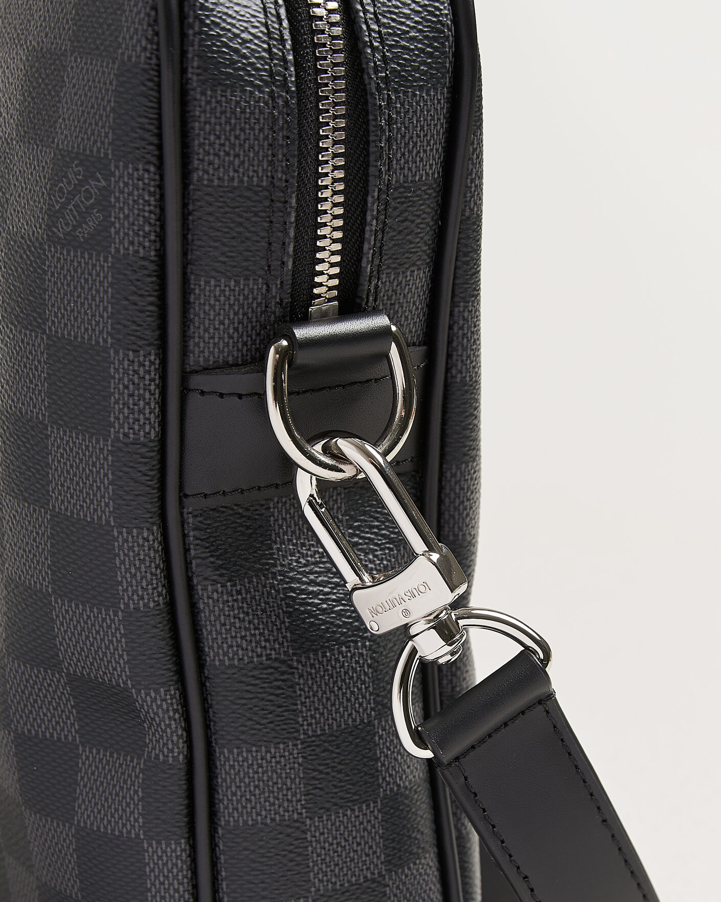 Heren | Louis Vuitton Pre-Owned Porte Documents Damier Graphite | Louis Vuitton Pre-Owned | Porte Documents Damier Graphite