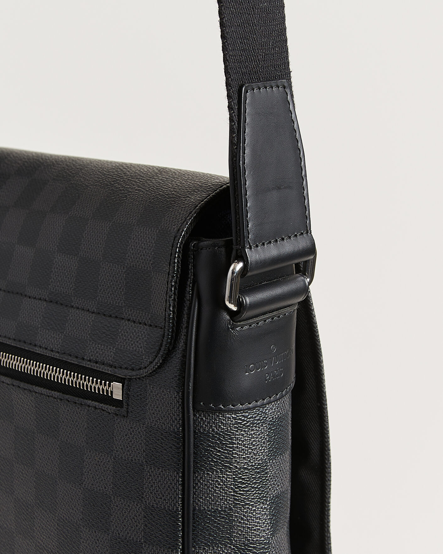 Heren | Pre-Owned & Vintage Bags | Louis Vuitton Pre-Owned | Louis Vuitton District Messenger Bag MM Damier Graphite