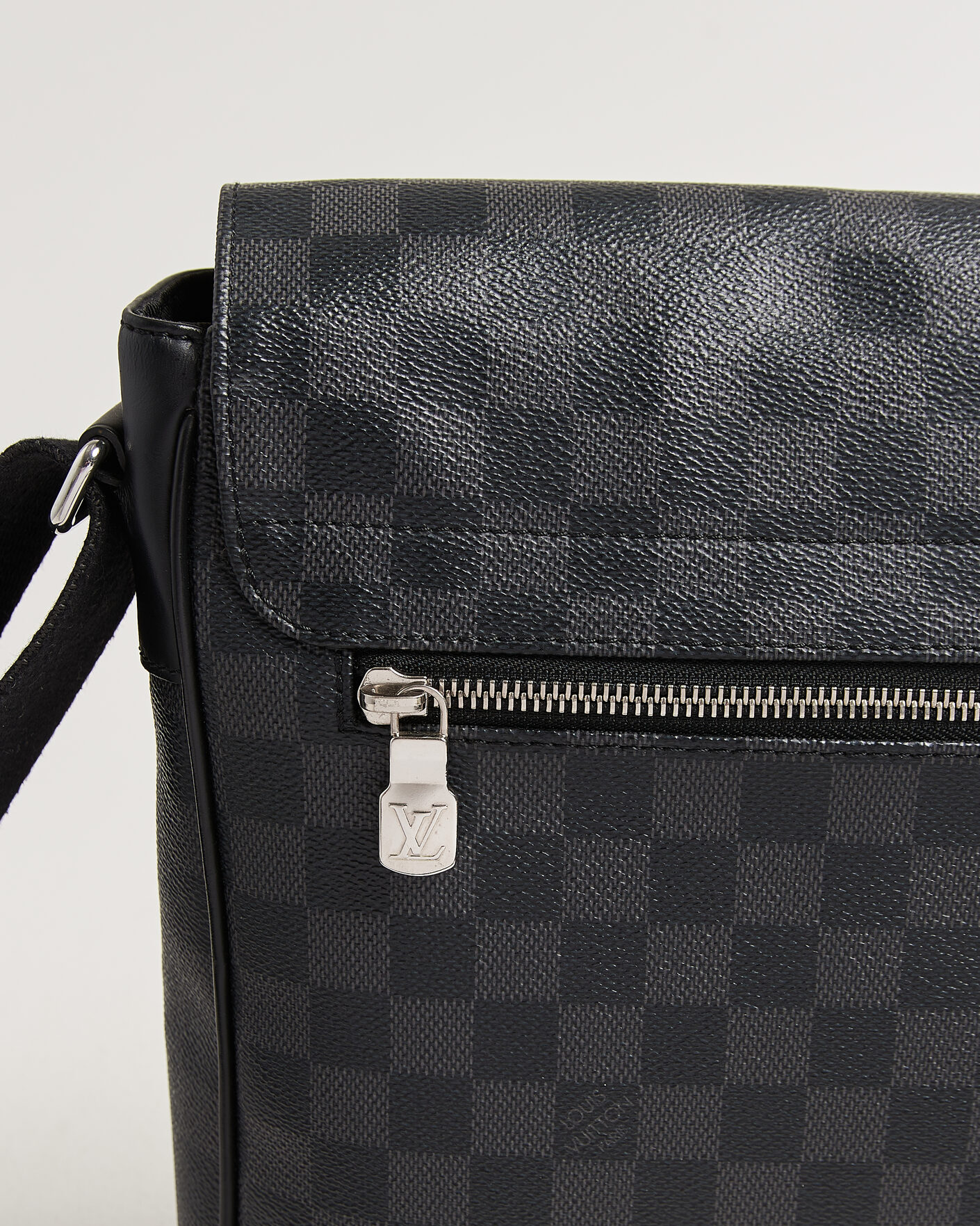 Heren | Pre-Owned & Vintage Bags | Louis Vuitton Pre-Owned | Louis Vuitton District Messenger Bag MM Damier Graphite
