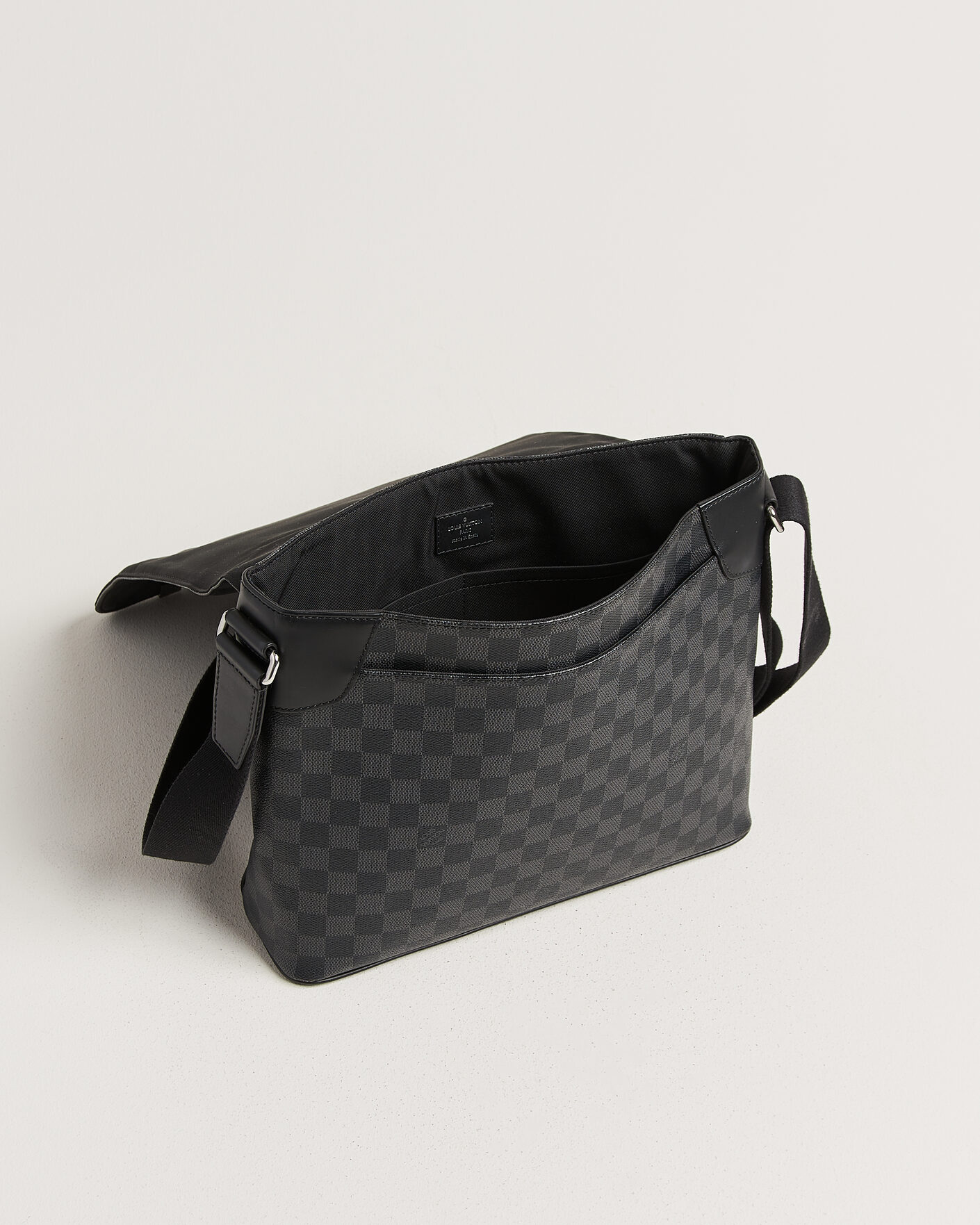 Heren | Pre-Owned & Vintage Bags | Louis Vuitton Pre-Owned | Louis Vuitton District Messenger Bag MM Damier Graphite