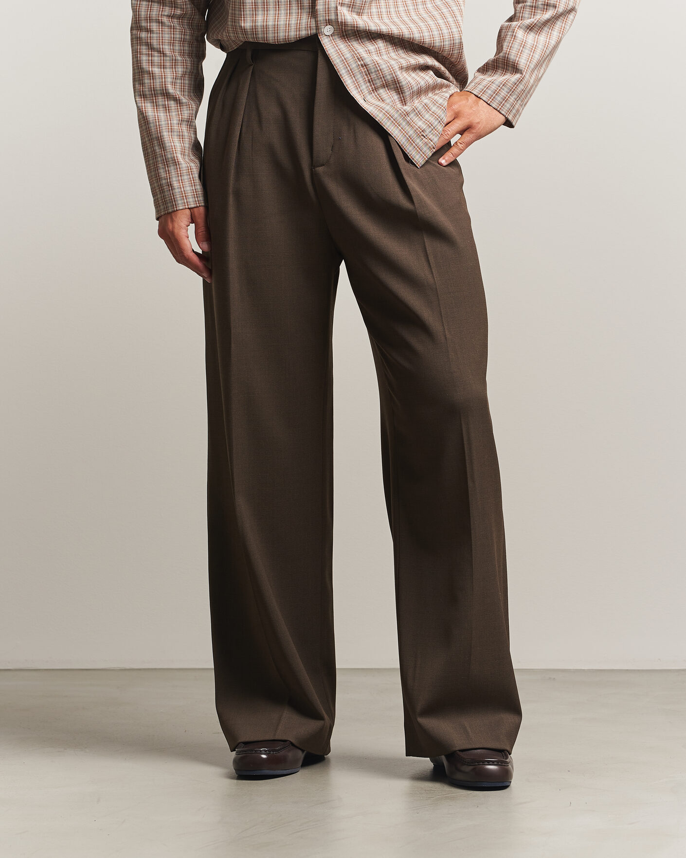 Heren | Broeken | Filippa K | Milo Wide Wool Trousers Walnut Brown