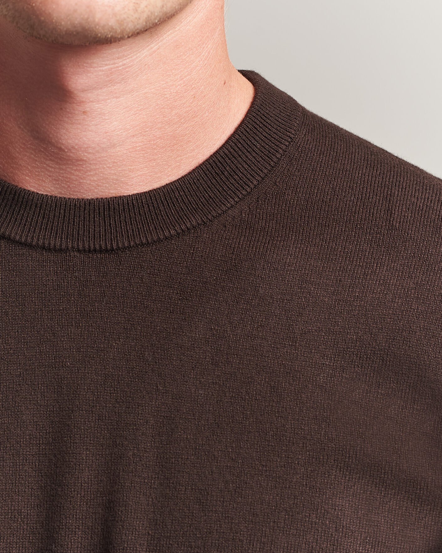 Heren | Truien | Filippa K | Cotton Merino Knitted Sweater Dark Chocolate
