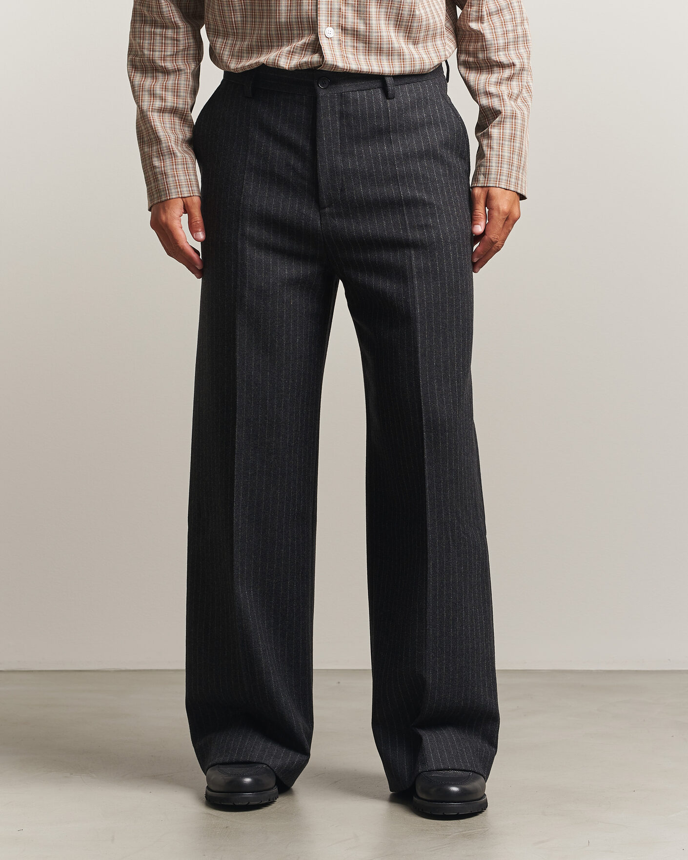 Heren | Broeken | Filippa K | Hector Wool Flannel Pinstriped Trousers Anthracite