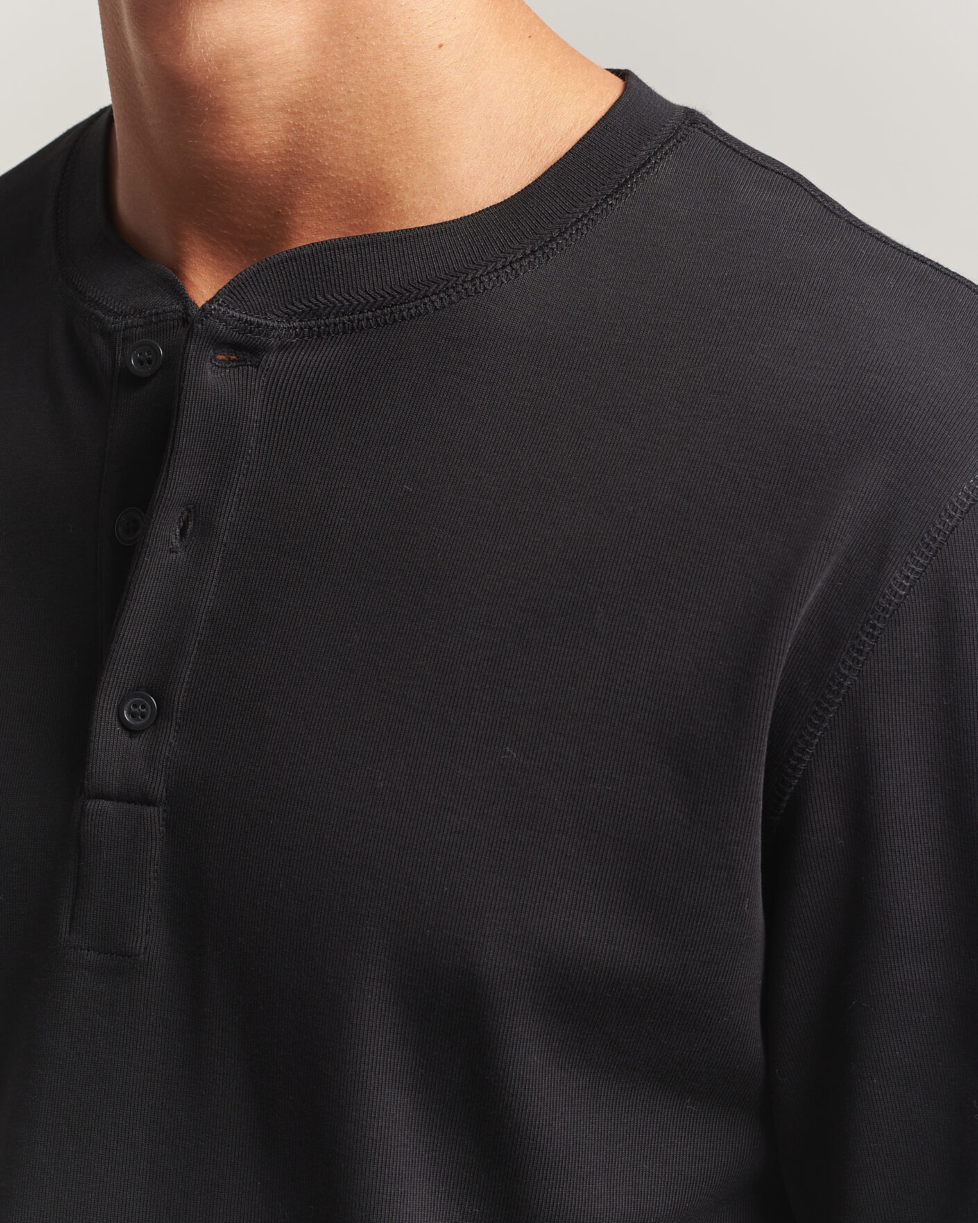 Heren | Truien | Filippa K | Cotton Rib Henley Black