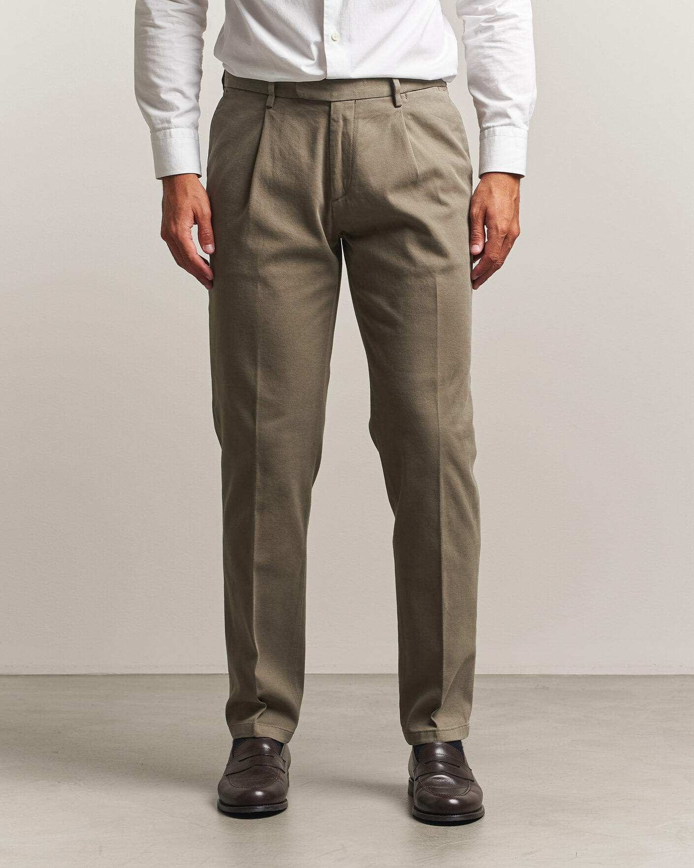 Heren | Broeken | Boglioli | Pleated Cotton Twill Chinos Olive