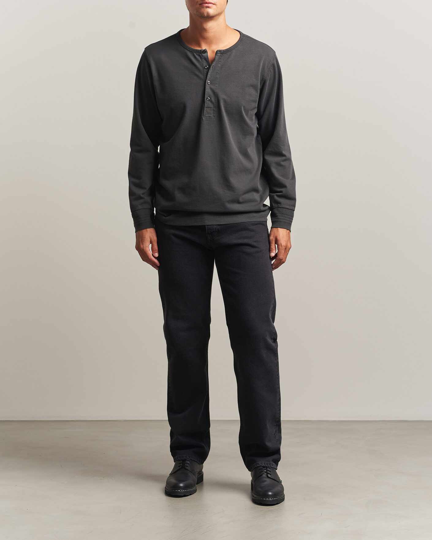 Heren | Truien | Nudie Jeans | Long Sleeved Henley Antracite