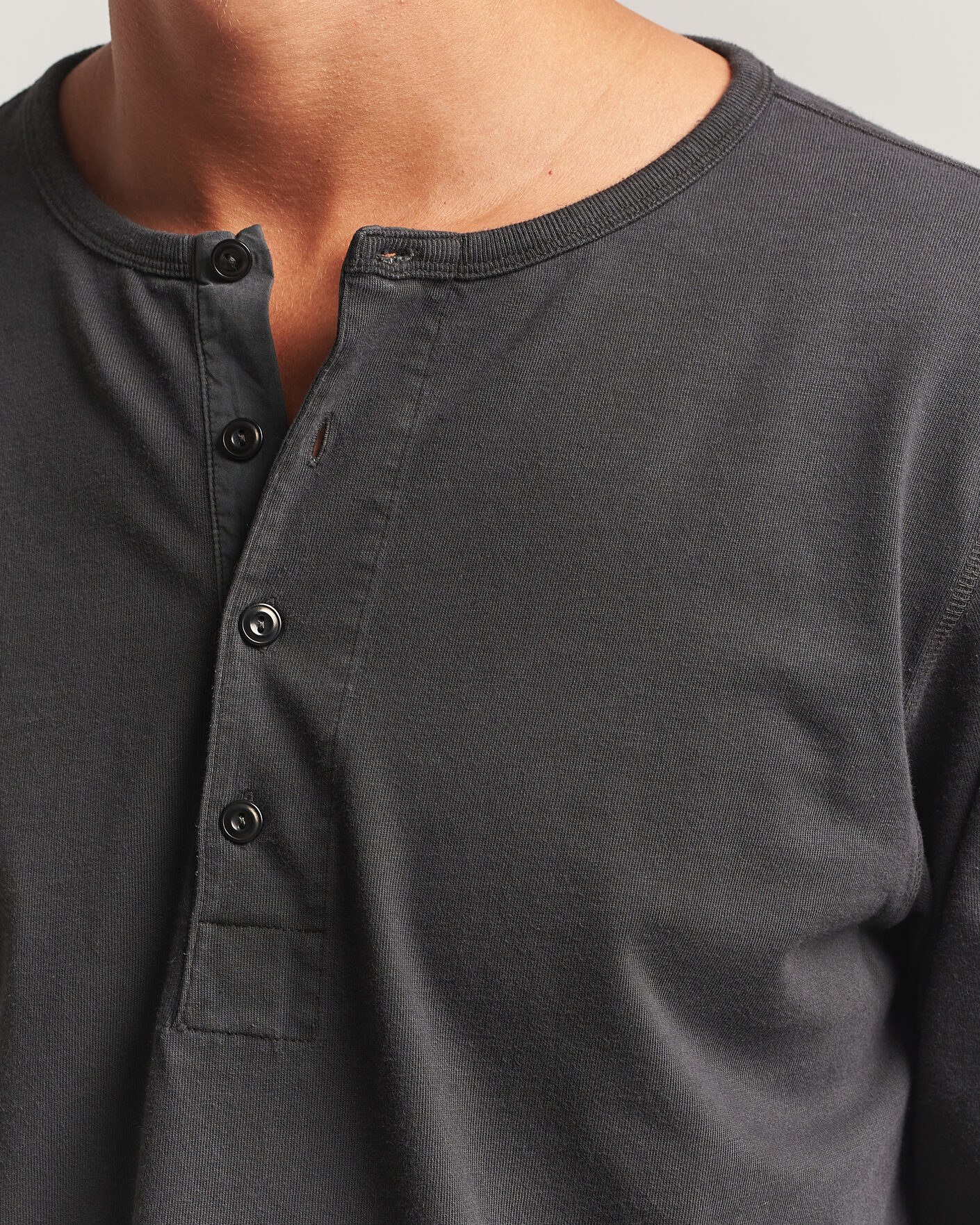 Heren | Truien | Nudie Jeans | Long Sleeved Henley Antracite