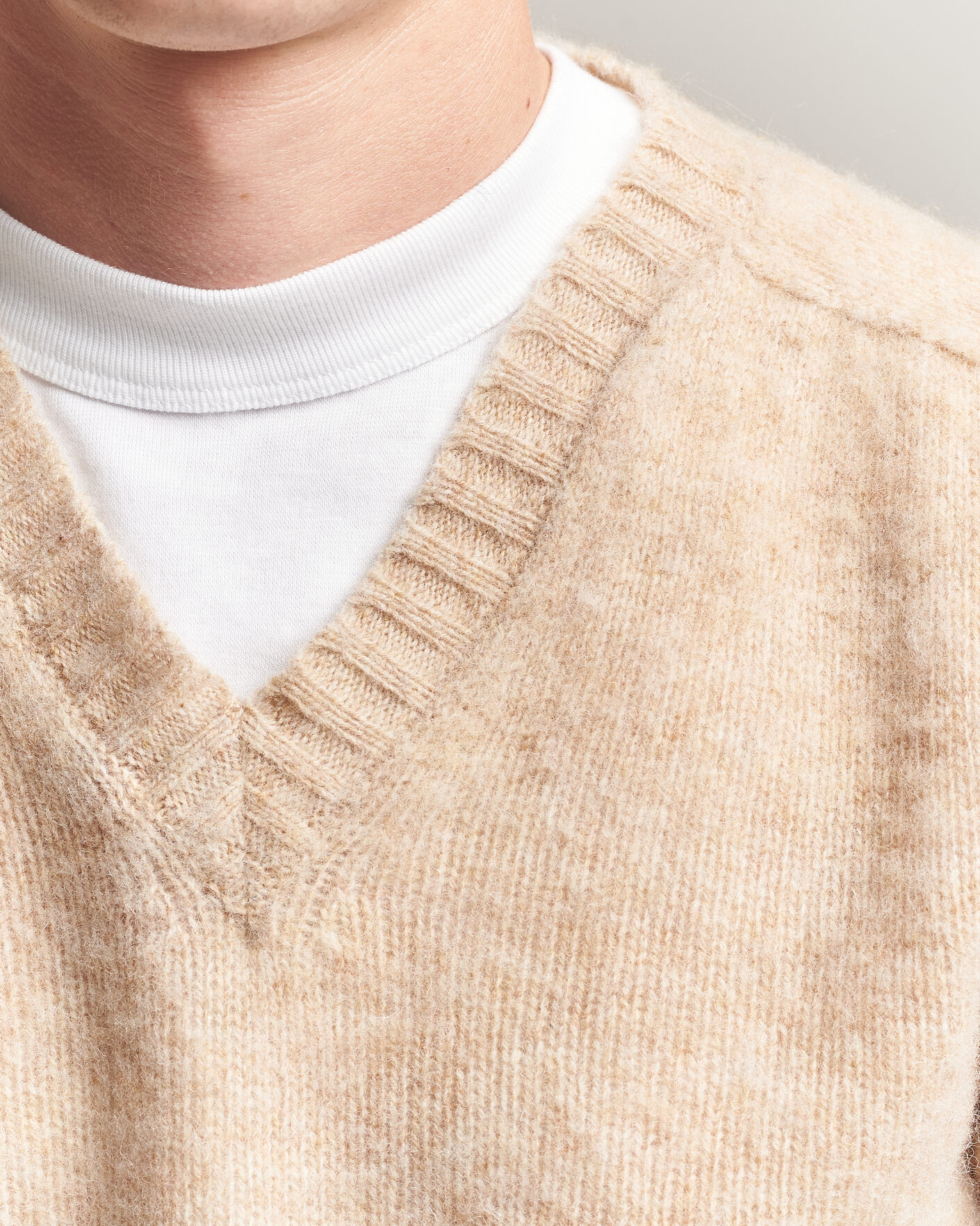 Heren | Truien | Harley Of Scotland for Care of Carl | Brushed Supersoft Lambswool V-Neck Beige