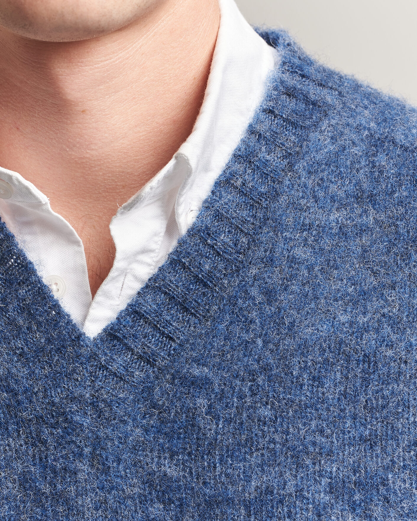 Heren | Truien | Harley Of Scotland for Care of Carl | Brushed Supersoft Lambswool V-Neck Denim Blue