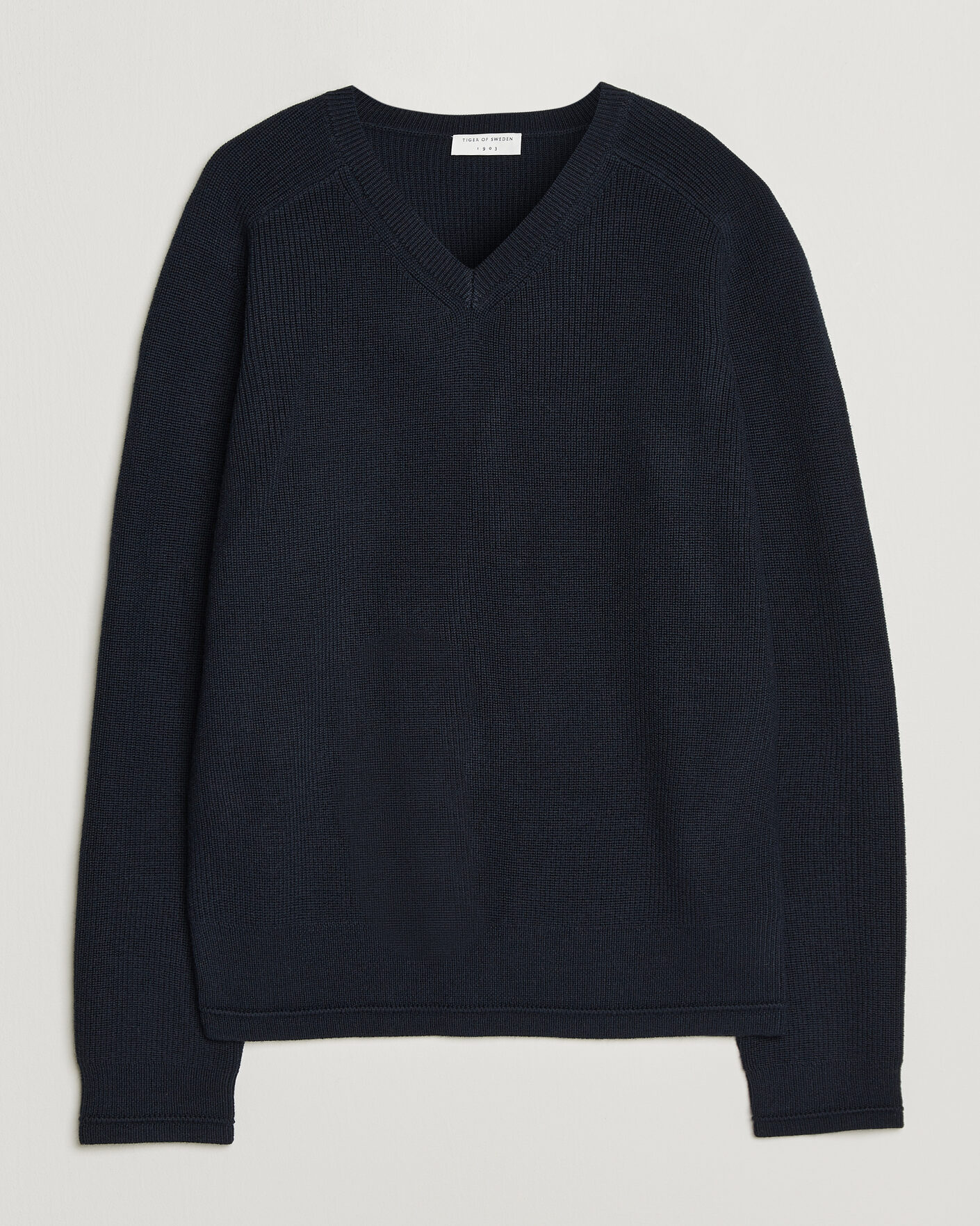 Heren | Truien | Tiger of Sweden | Logan Wool Knitted V-Neck Night Grape
