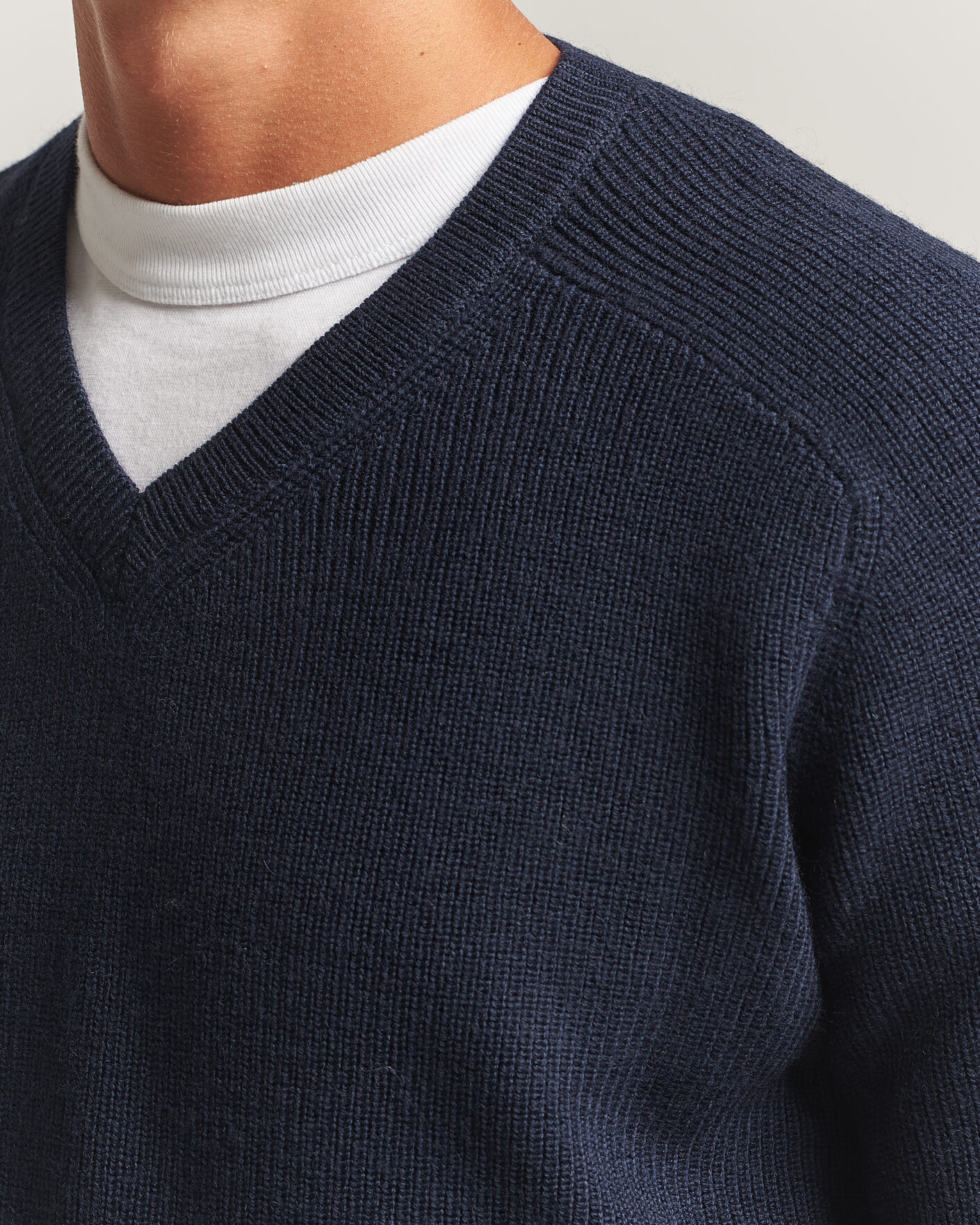 Heren | Truien | Tiger of Sweden | Logan Wool Knitted V-Neck Night Grape