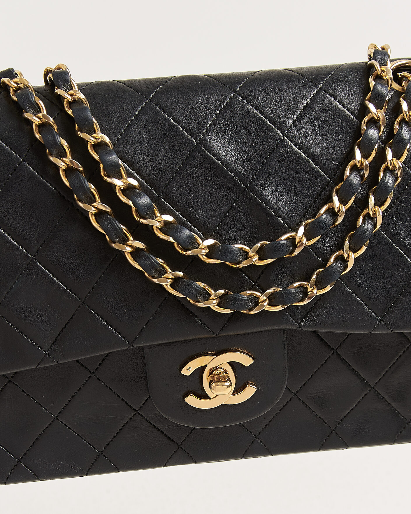 Heren | Chanel Pre-Owned Classic Medium Double Flap Bag Lambskin Black | Chanel Pre-Owned | Classic Medium Double Flap Bag Lambskin Black