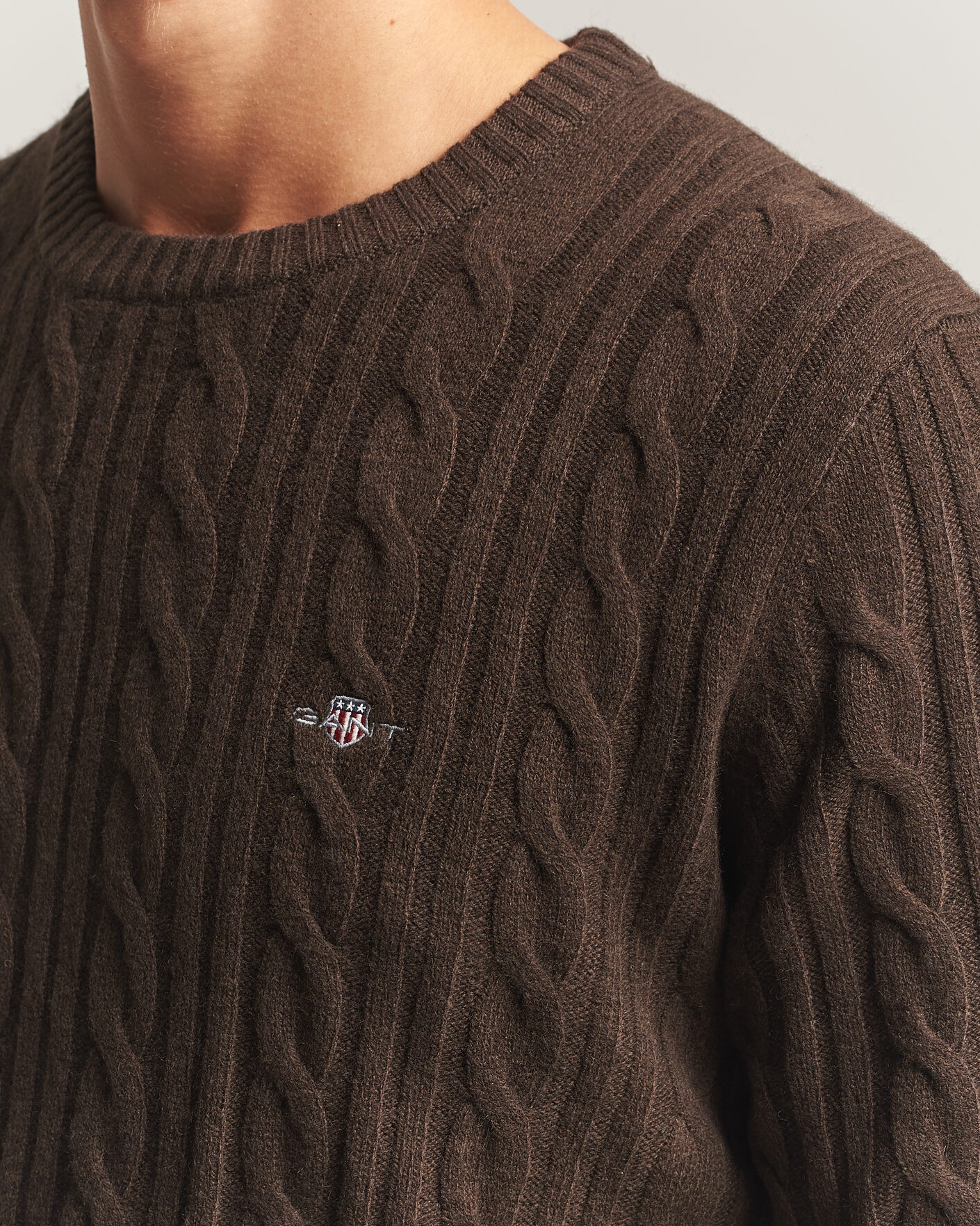 Heren | Truien | Gant | Lambswool Cable Crew Neck Black Brown