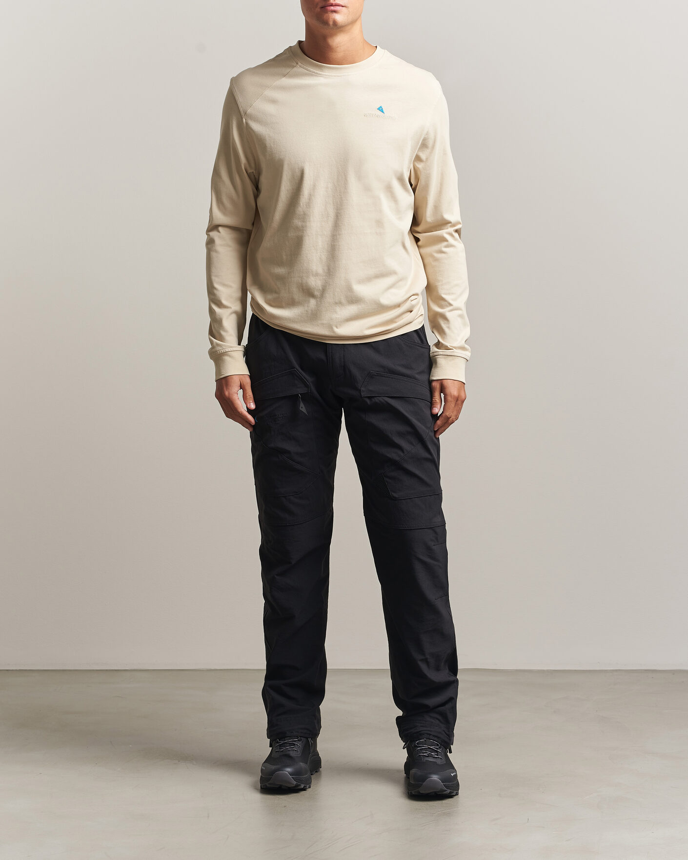 Heren | T-shirts | Klättermusen | Root Long Sleeve Logo T-Shirt Clay