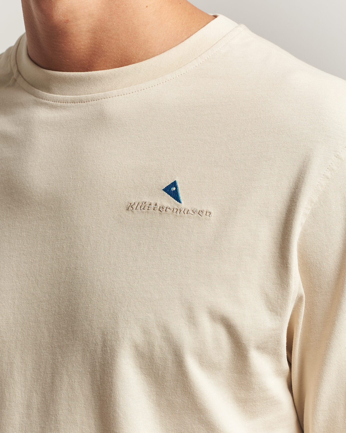 Heren | T-shirts | Klättermusen | Root Long Sleeve Logo T-Shirt Clay