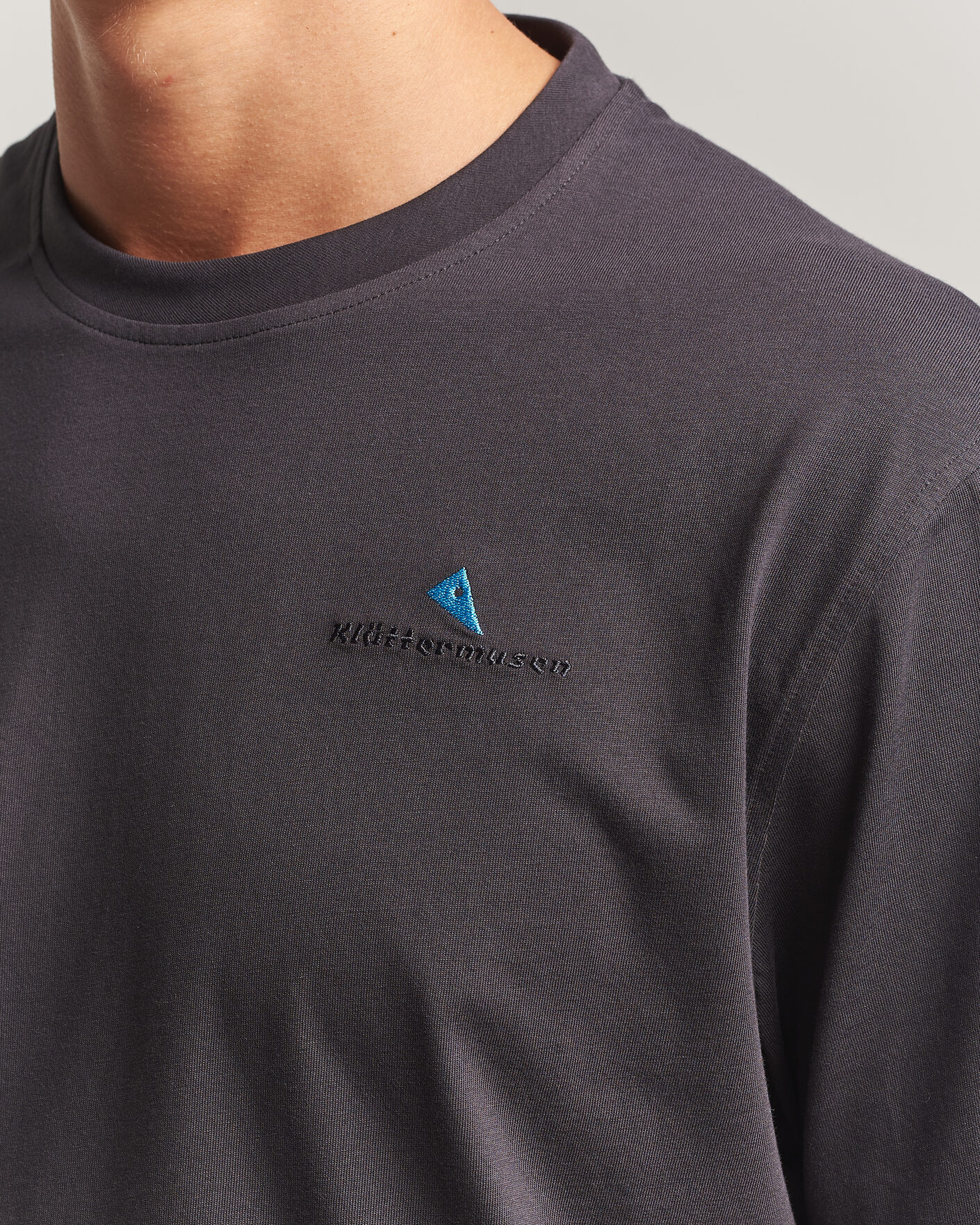 Heren | T-shirts | Klättermusen | Root Logo T-Shirt Raven